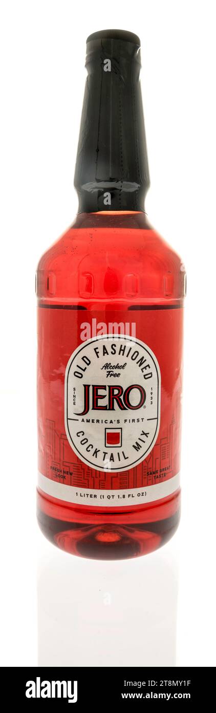 Winneconne, WI - 18 novembre 2023 : une bouteille de mélange cocktail Jero Old Fashioned sur fond isolé Banque D'Images