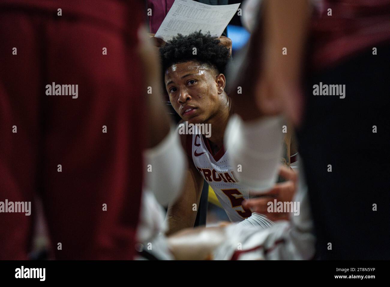 Les chevaux de Troie de l’USC gardent Boogie Ellis (5) lors d’un match de basketball masculin de la NCAA contre les Brown Bears, dimanche 20 novembre 2023, au Galen Center, à Los Banque D'Images