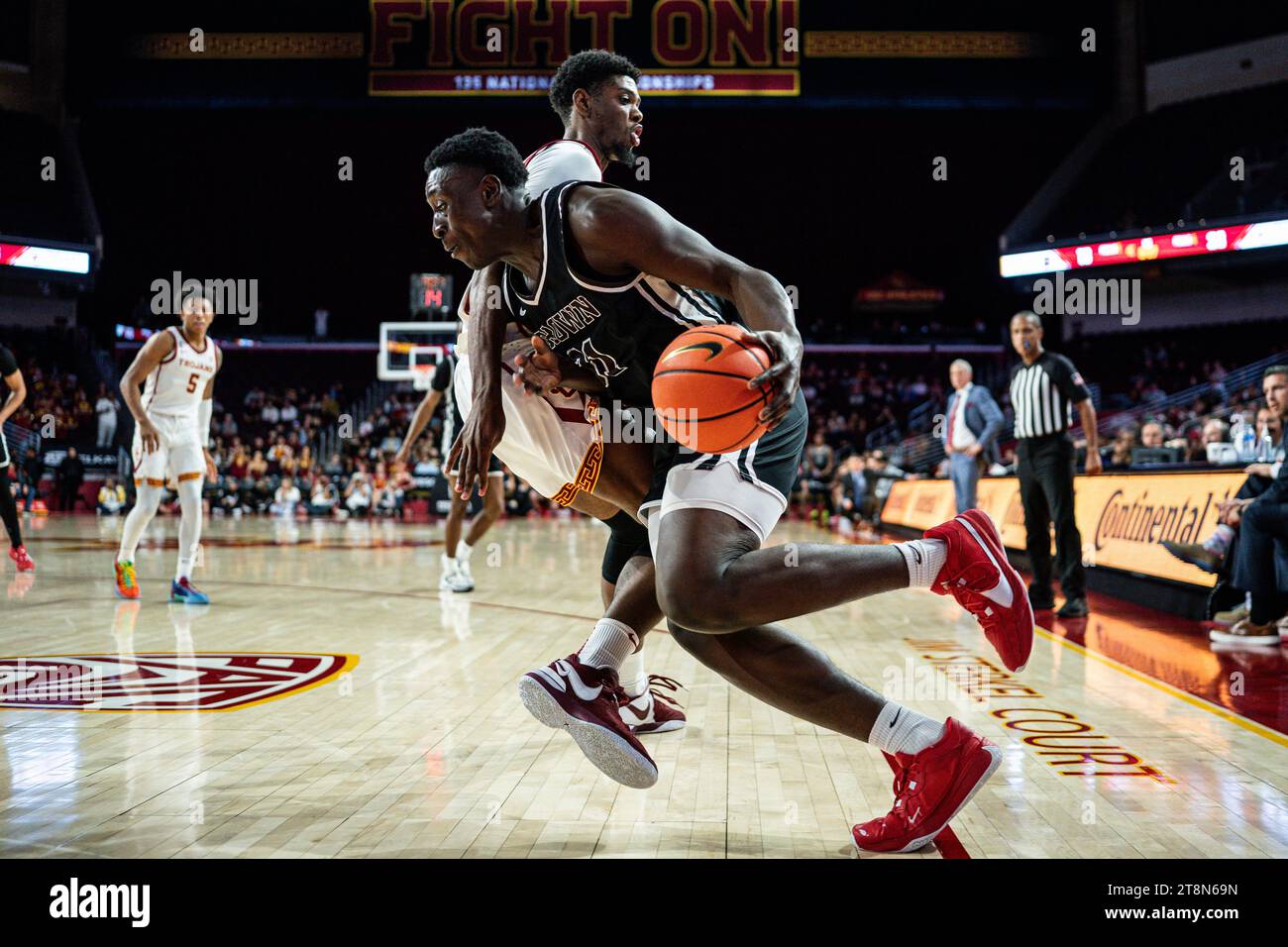 L’attaquant des Brown Bears Nana Owusu-Anane (31) passe lors d’un match de basketball masculin de la NCAA contre les chevaux de Troie de l’USC, dimanche 20 novembre 2023, au Galien Banque D'Images