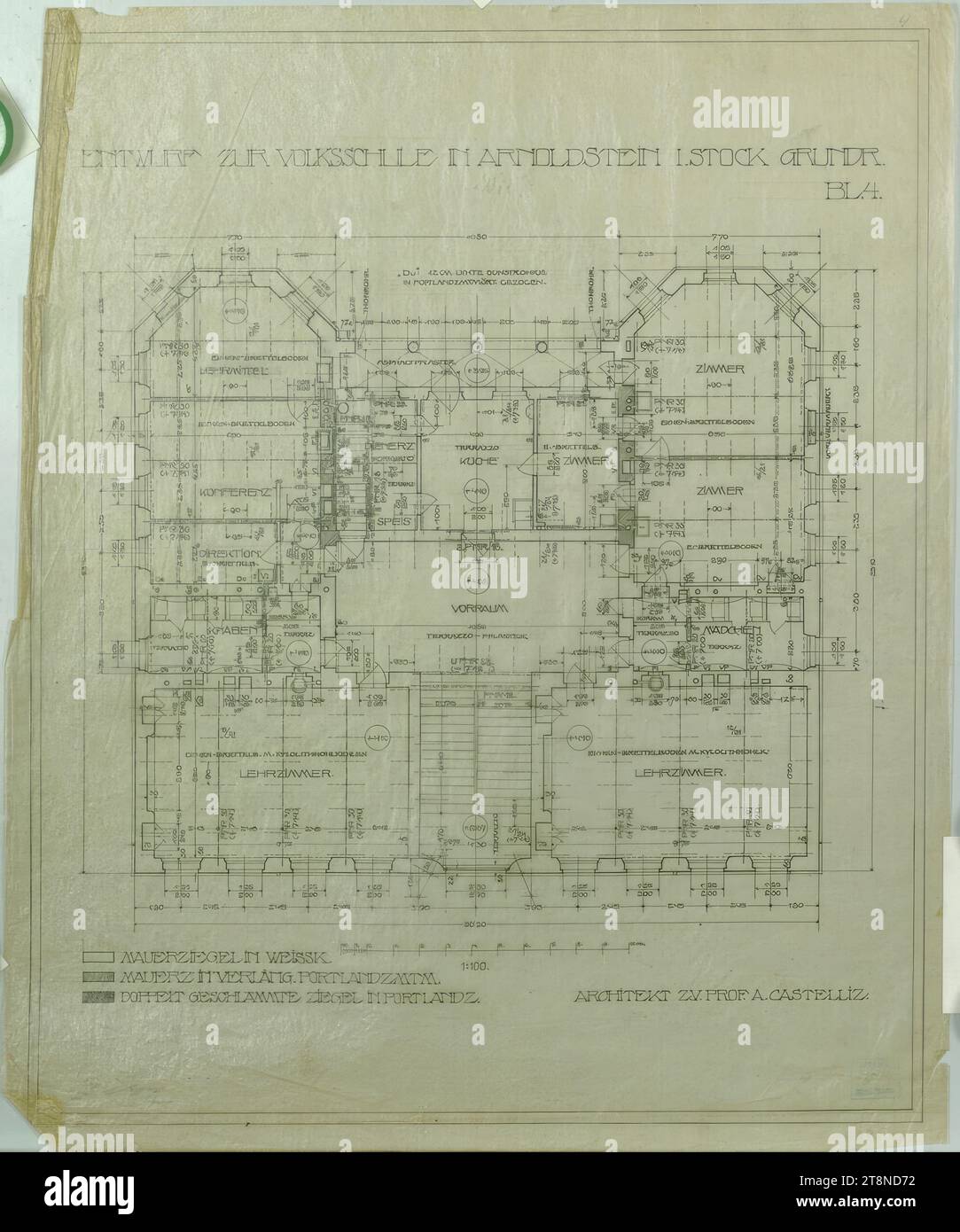 Arnoldstein, école primaire, plan au sol 1e étage, Alfred Castelliz (artiste, Celje 1870 - 1940 Vienne), 1909, dessin d'architecture, papier transparent ; croquis au crayon et dessin à la plume (noir), 44 x 36,1 cm, «BROUILLON POUR L'ÉCOLE PRIMAIRE À ARNOLDSTEIN I.STOCK GRUNDR./ BL.4./ ARCHITECTE Z.V. PROF. A.CASTELLIZ.' ; fonctions spatiales, informations matérielles, citations, repères d'élévation et échelle Banque D'Images