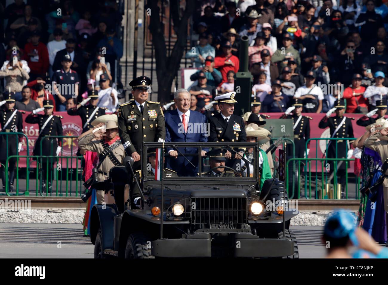 Mexico, Mexique. 20 novembre 2023. Le président du Mexique, Andres Manuel Lopez Obrador, accompagné des secrétaires de la Défense nationale, Luis Crescencio Sandoval et de la Marine, Jose Rafael Ojeda Duran, préside la Parade militaire civique pour le 113e anniversaire du début de la Révolution mexicaine sur la place Zocalo à Mexico. Le 20 novembre 2023 à Mexico, Mexique (crédit image : © Luis Barron/eyepix via ZUMA Press Wire) USAGE ÉDITORIAL SEULEMENT! Non destiné à UN USAGE commercial ! Crédit : ZUMA Press, Inc./Alamy Live News Banque D'Images