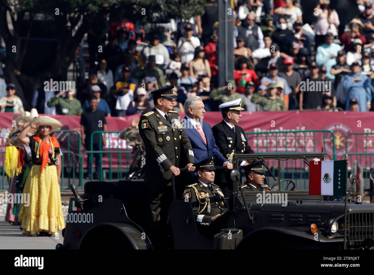 Mexico, Mexique. 20 novembre 2023. Le président du Mexique, Andres Manuel Lopez Obrador, accompagné des secrétaires de la Défense nationale, Luis Crescencio Sandoval et de la Marine, Jose Rafael Ojeda Duran, préside la Parade militaire civique pour le 113e anniversaire du début de la Révolution mexicaine sur la place Zocalo à Mexico. Le 20 novembre 2023 à Mexico, Mexique (crédit image : © Luis Barron/eyepix via ZUMA Press Wire) USAGE ÉDITORIAL SEULEMENT! Non destiné à UN USAGE commercial ! Crédit : ZUMA Press, Inc./Alamy Live News Banque D'Images