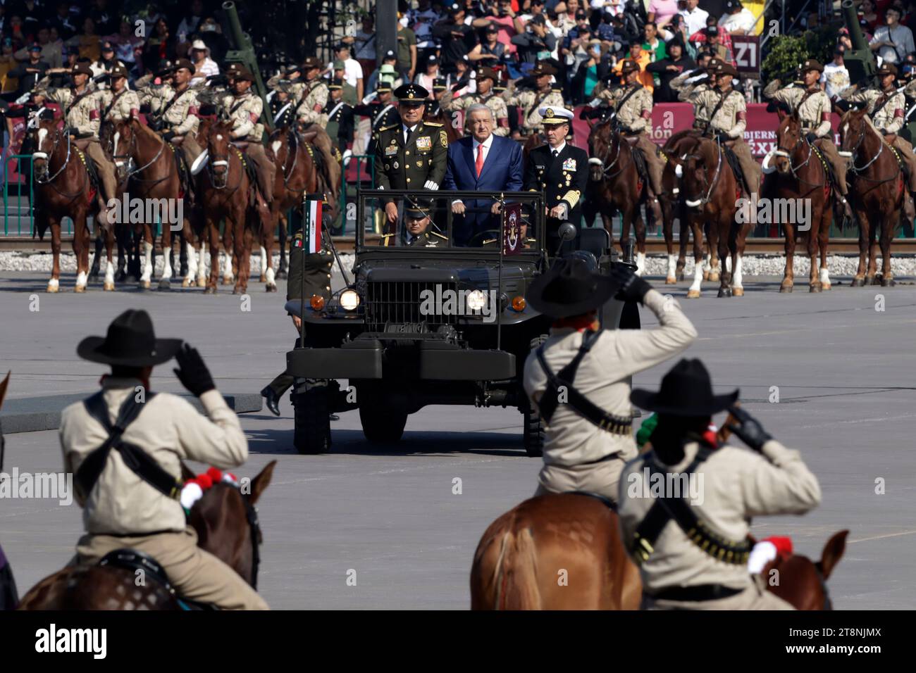 Mexico, Mexique. 20 novembre 2023. Le président du Mexique, Andres Manuel Lopez Obrador, accompagné des secrétaires de la Défense nationale, Luis Crescencio Sandoval et de la Marine, Jose Rafael Ojeda Duran, préside la Parade militaire civique pour le 113e anniversaire du début de la Révolution mexicaine sur la place Zocalo à Mexico. Le 20 novembre 2023 à Mexico, Mexique (crédit image : © Luis Barron/eyepix via ZUMA Press Wire) USAGE ÉDITORIAL SEULEMENT! Non destiné à UN USAGE commercial ! Crédit : ZUMA Press, Inc./Alamy Live News Banque D'Images