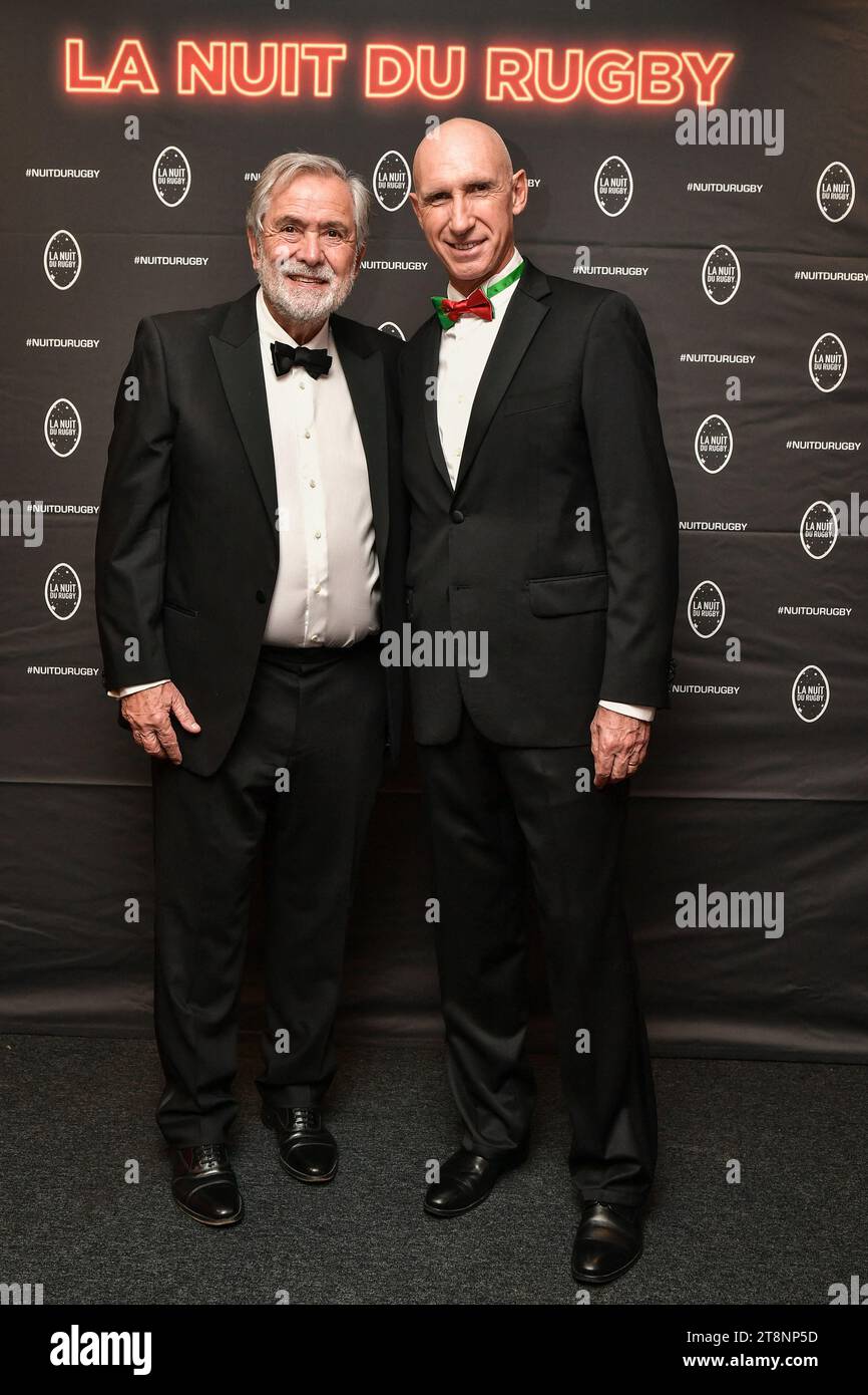 Paris, France. 20 novembre 2023. Jean-René Bouscatel (à gauche), président de la Ligue nationale de Rugby, pose aux côtés du joueur de rugby français Patrice Lagisquet pour un photocall lors de la cérémonie de la nuit du Rugby organisée par la Ligue française de Rugby à l'Olympia de Paris le 20 novembre 2023. Photo de Firas Abdullah/ABACAPRESS.COM crédit : Abaca Press/Alamy Live News Banque D'Images