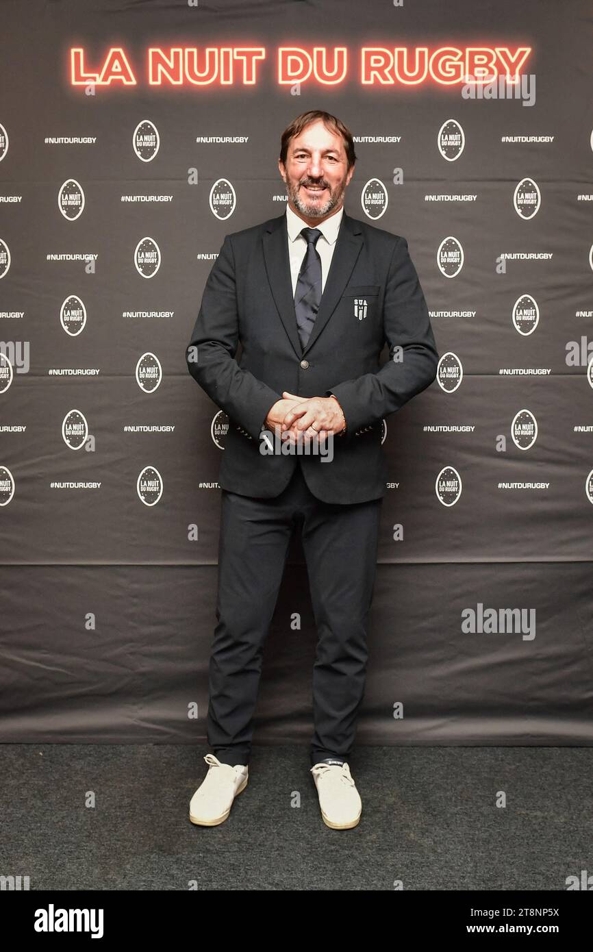 Paris, France. 20 novembre 2023. Philippe Sella, ancien joueur français de rugby à XV, pose pour un photocall lors de la cérémonie de la nuit du Rugby organisée par la Ligue française de rugby à XV à l'Olympia de Paris le 20 novembre 2023. Photo de Firas Abdullah/ABACAPRESS.COM crédit : Abaca Press/Alamy Live News Banque D'Images