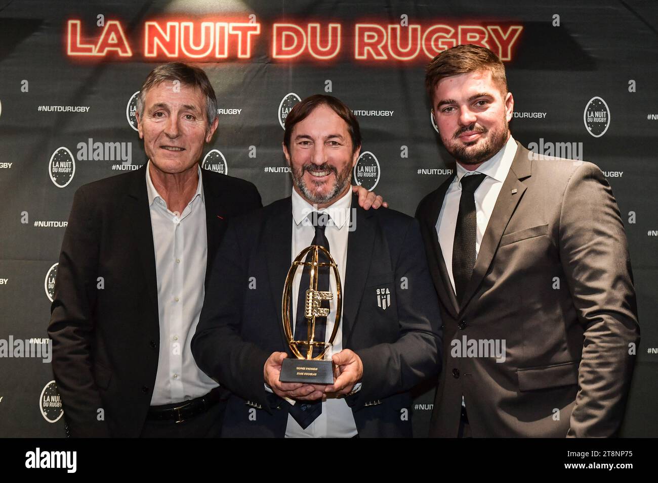 Paris, France. 20 novembre 2023. Philippe Sella, ancien joueur de rugby français (C), Gregory Alldritt (France) et le président Vincent Merling de la Rochelle posent pour un photocall avec le joueur de rugby français Gregory Alldritt (droite) et   après avoir remporté le prix d'honneur lors de la cérémonie de la nuit du Rugby organisée par la Ligue française de rugby à Paris en novembre à l'Olympia de Paris 20, 2023. Photo de Firas Abdullah/ABACAPRESS.COM crédit : Abaca Press/Alamy Live News Banque D'Images