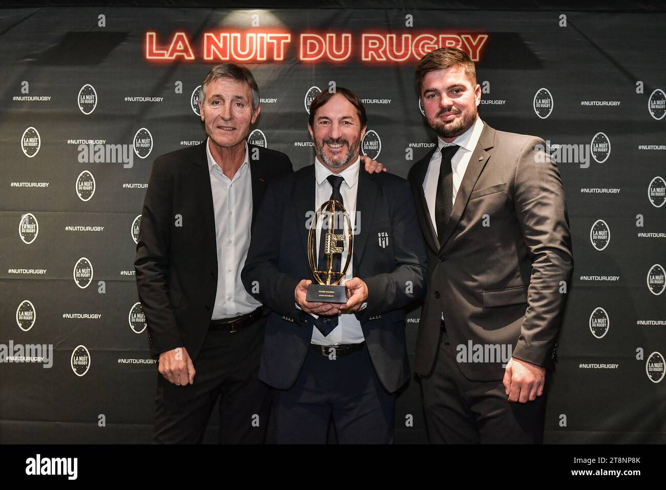 Paris, France. 20 novembre 2023. Philippe Sella, ancien joueur de rugby français (C), Gregory Alldritt (France) et le président Vincent Merling de la Rochelle posent pour un photocall avec le joueur de rugby français Gregory Alldritt (droite) et   après avoir remporté le prix d'honneur lors de la cérémonie de la nuit du Rugby organisée par la Ligue française de rugby à Paris en novembre à l'Olympia de Paris 20, 2023. Photo de Firas Abdullah/ABACAPRESS.COM crédit : Abaca Press/Alamy Live News Banque D'Images