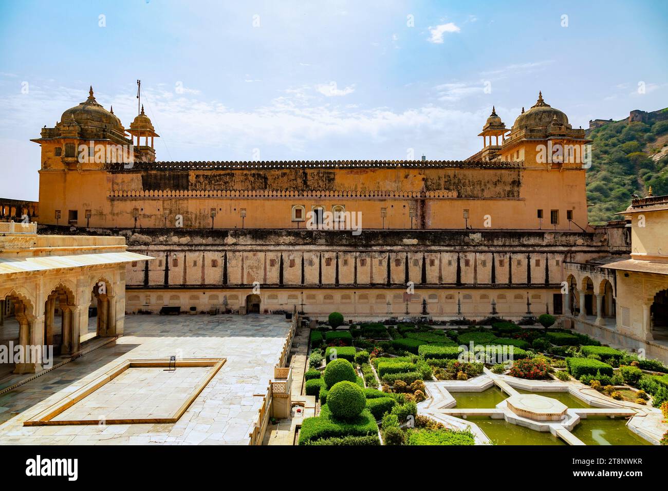Le fort de Jaigarh, situé sur l'un des sommets de la chaîne de collines Aravalli à Rajashtan, en Inde Banque D'Images