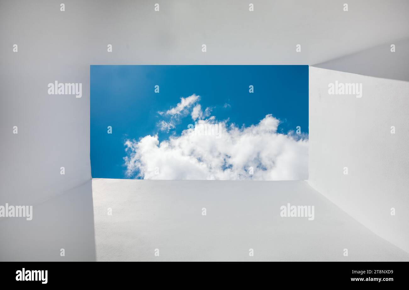 Perspective des nuages des murs en forme de cadre. perspective du ciel et des nuages des murs blancs. Murs blancs avec nuages et ciel en arrière-plan Banque D'Images