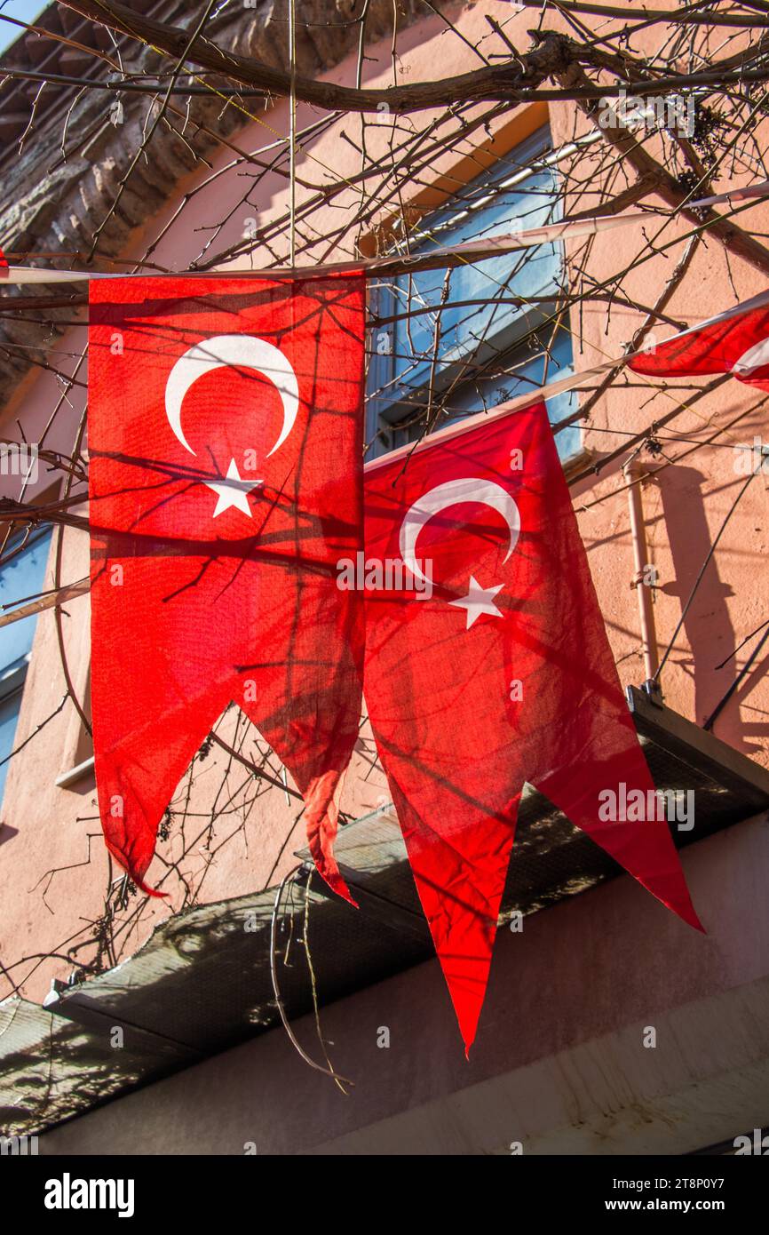 Drapeau national turc accroché dans la rue en plein air Banque D'Images