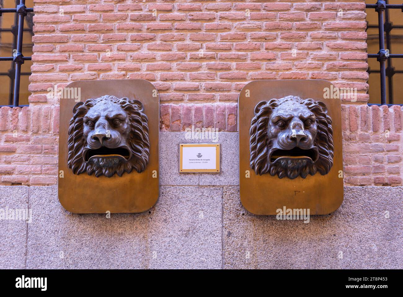 Tolède, Espagne, 08.10.21. Deux boîtes aux lettres de sculpture de tête de lion en bronze sur une façade de bâtiment en brique à Tolède, en Espagne. Banque D'Images