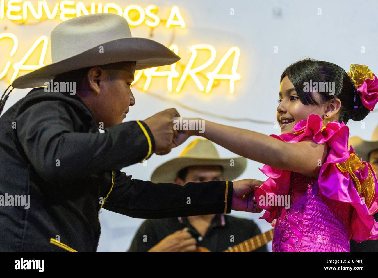 Couple dansant à Floklereabend, garçon, fille, groupe de musique, la Macarena, Colombie Banque D'Images