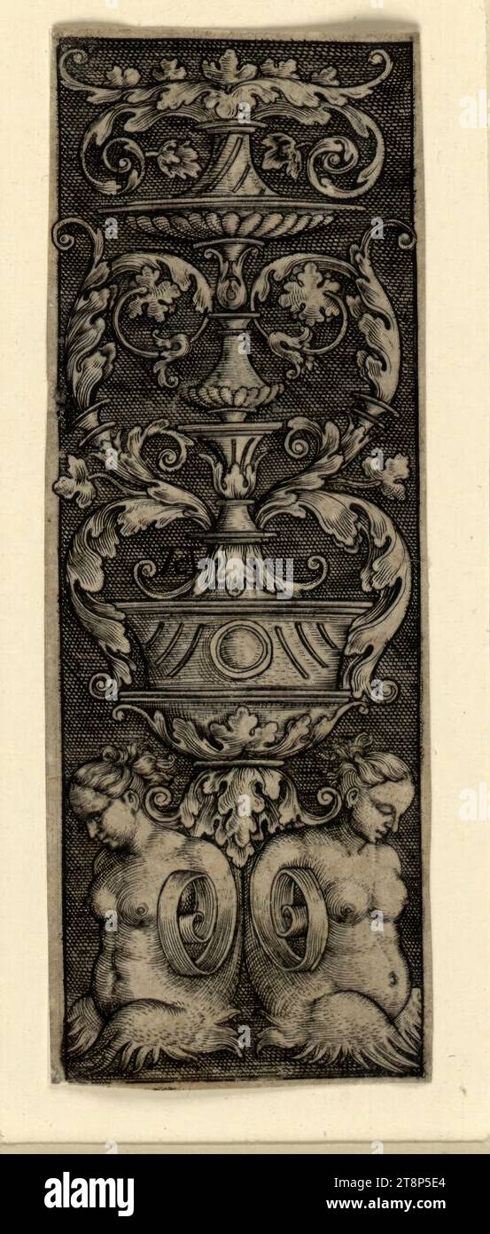 Ornement ascendant avec deux sphinx, portant un vase, Monogrammiste AC (pays-Bas, 1e moitié du 16e siècle), 1e moitié du 16e siècle, estampe, gravure sur cuivre, planche : 8 x 2,7 cm (selon Hollstein Banque D'Images