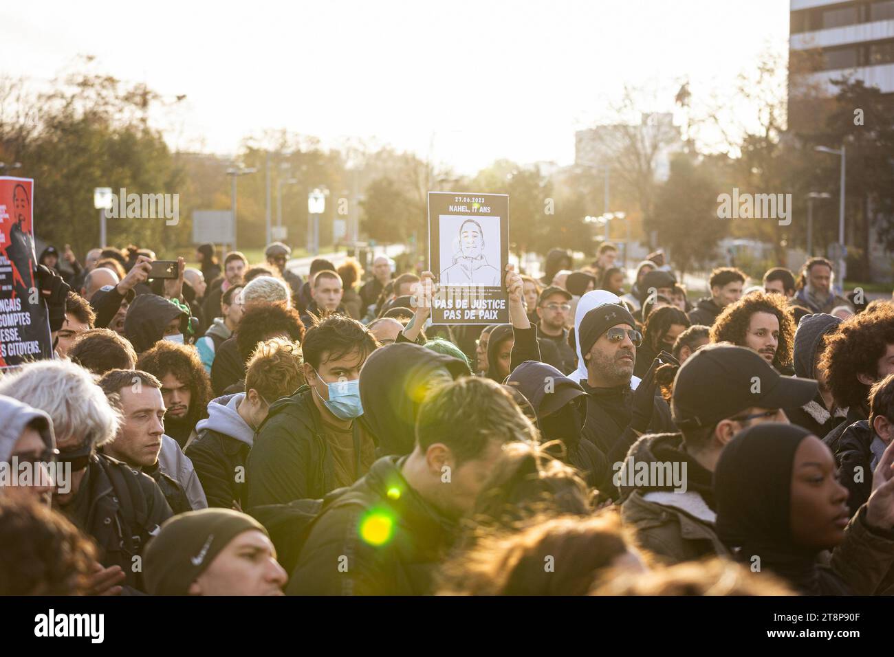 Paris, France. 19 novembre 2023. Une pancarte qui dit "pas de justice pas de paix" vue parmi la foule à la place Nelson Mandela pendant la manifestation. Près de 500 personnes ont manifesté sur la place Nelson Mandela, à Nanterre, en périphérie de Paris, contre la libération du policier qui a tiré sur le jeune Nahel, fin juin de cette année. (Photo Telmo Pinto/SOPA Images/Sipa USA) crédit : SIPA US/Alamy Live News Banque D'Images