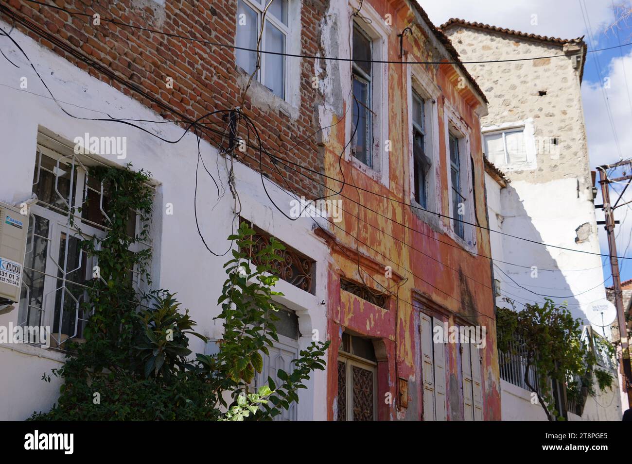 Bergama, située dans la province d'Izmir, dans l'ouest de la Turquie, est célèbre pour son coton, son or et ses tapis exquis. Autrefois le noyau culturel de Pergame à l'époque grecque et romaine antique, cette ville riche en ruines antiques reste un attrait majeur pour les touristes. Notamment, son célèbre temple a trouvé une nouvelle maison dans le musée de Pergame à Berlin, en Allemagne. Bergama possède des ruines remarquables comme le Sanctuaire Asclépios, un temple de dieu guérisseur, un théâtre grec et le complexe de la Basilique Rouge ('Kizil Avlu' en turc) Banque D'Images