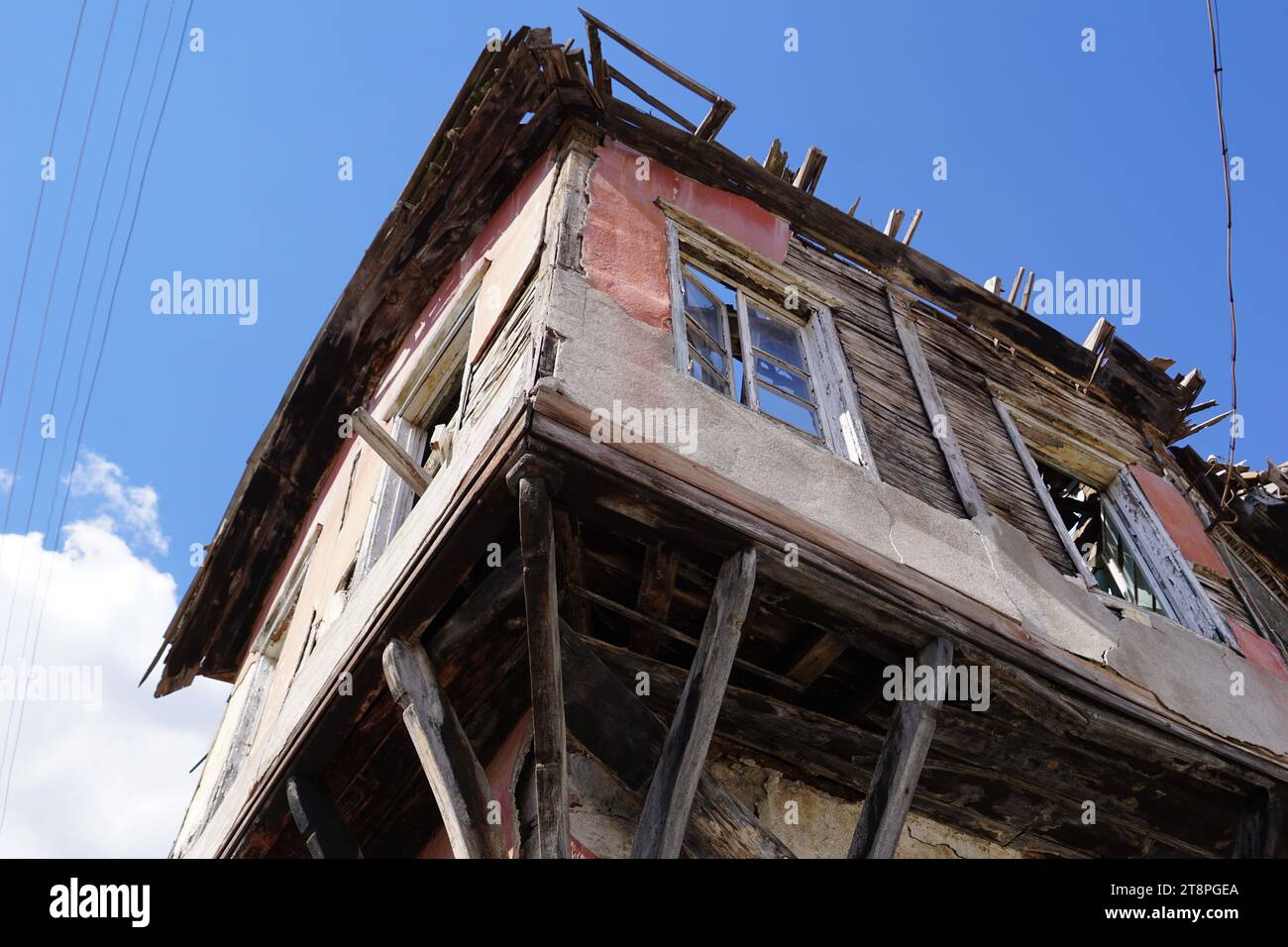Bergama, située dans la province d'Izmir, dans l'ouest de la Turquie, est célèbre pour son coton, son or et ses tapis exquis. Autrefois le noyau culturel de Pergame à l'époque grecque et romaine antique, cette ville riche en ruines antiques reste un attrait majeur pour les touristes. Notamment, son célèbre temple a trouvé une nouvelle maison dans le musée de Pergame à Berlin, en Allemagne. Bergama possède des ruines remarquables comme le Sanctuaire Asclépios, un temple de dieu guérisseur, un théâtre grec et le complexe de la Basilique Rouge ('Kizil Avlu' en turc) Banque D'Images