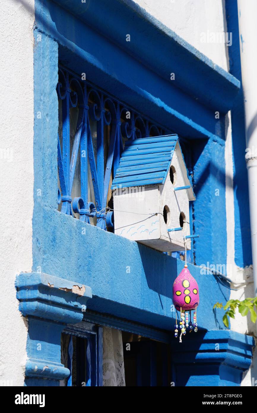 Bergama, située dans la province d'Izmir, dans l'ouest de la Turquie, est célèbre pour son coton, son or et ses tapis exquis. Autrefois le noyau culturel de Pergame à l'époque grecque et romaine antique, cette ville riche en ruines antiques reste un attrait majeur pour les touristes. Notamment, son célèbre temple a trouvé une nouvelle maison dans le musée de Pergame à Berlin, en Allemagne. Bergama possède des ruines remarquables comme le Sanctuaire Asclépios, un temple de dieu guérisseur, un théâtre grec et le complexe de la Basilique Rouge ('Kizil Avlu' en turc) Banque D'Images