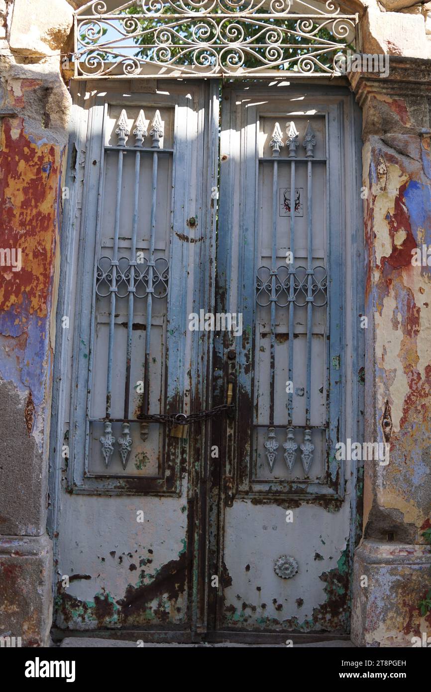 Bergama, située dans la province d'Izmir, dans l'ouest de la Turquie, est célèbre pour son coton, son or et ses tapis exquis. Autrefois le noyau culturel de Pergame à l'époque grecque et romaine antique, cette ville riche en ruines antiques reste un attrait majeur pour les touristes. Notamment, son célèbre temple a trouvé une nouvelle maison dans le musée de Pergame à Berlin, en Allemagne. Bergama possède des ruines remarquables comme le Sanctuaire Asclépios, un temple de dieu guérisseur, un théâtre grec et le complexe de la Basilique Rouge ('Kizil Avlu' en turc) Banque D'Images