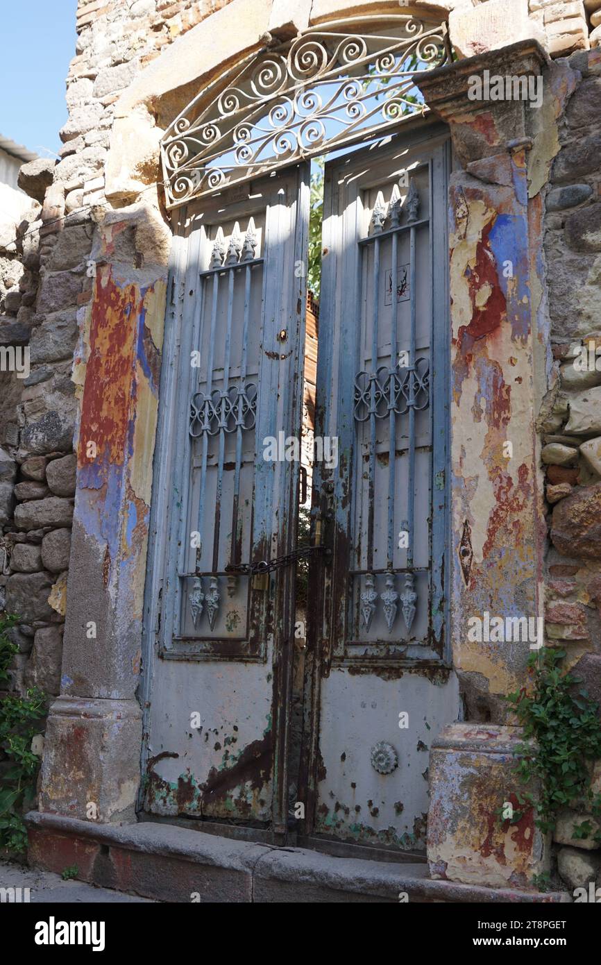 Bergama, située dans la province d'Izmir, dans l'ouest de la Turquie, est célèbre pour son coton, son or et ses tapis exquis. Autrefois le noyau culturel de Pergame à l'époque grecque et romaine antique, cette ville riche en ruines antiques reste un attrait majeur pour les touristes. Notamment, son célèbre temple a trouvé une nouvelle maison dans le musée de Pergame à Berlin, en Allemagne. Bergama possède des ruines remarquables comme le Sanctuaire Asclépios, un temple de dieu guérisseur, un théâtre grec et le complexe de la Basilique Rouge ('Kizil Avlu' en turc) Banque D'Images