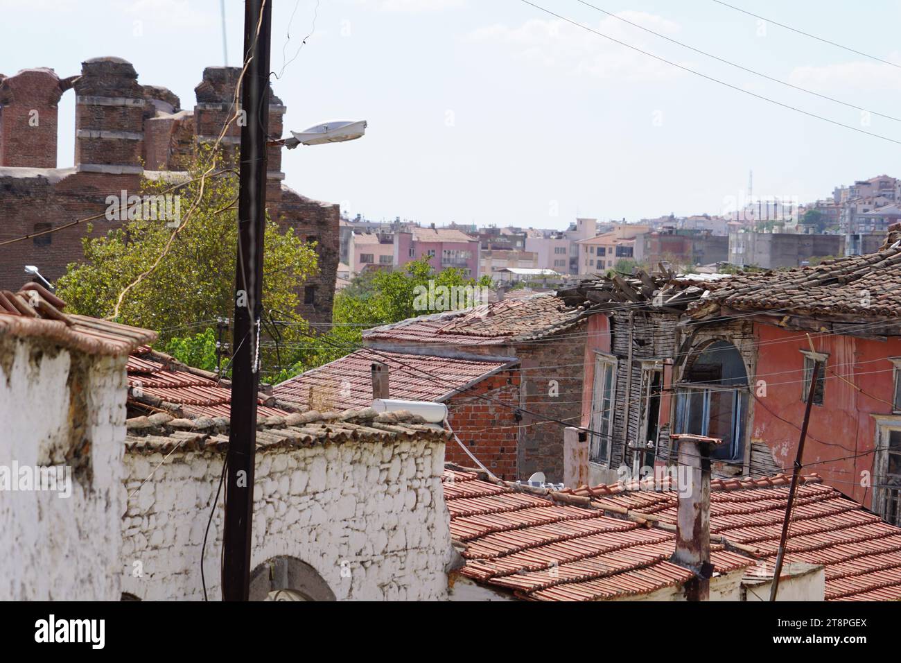 Bergama, située dans la province d'Izmir, dans l'ouest de la Turquie, est célèbre pour son coton, son or et ses tapis exquis. Autrefois le noyau culturel de Pergame à l'époque grecque et romaine antique, cette ville riche en ruines antiques reste un attrait majeur pour les touristes. Notamment, son célèbre temple a trouvé une nouvelle maison dans le musée de Pergame à Berlin, en Allemagne. Bergama possède des ruines remarquables comme le Sanctuaire Asclépios, un temple de dieu guérisseur, un théâtre grec et le complexe de la Basilique Rouge ('Kizil Avlu' en turc) Banque D'Images