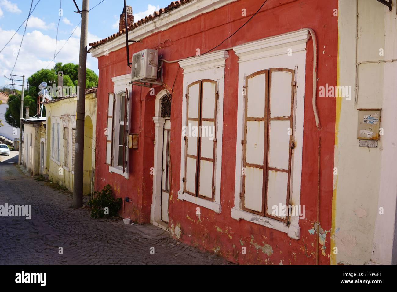 Bergama, située dans la province d'Izmir, dans l'ouest de la Turquie, est célèbre pour son coton, son or et ses tapis exquis. Autrefois le noyau culturel de Pergame à l'époque grecque et romaine antique, cette ville riche en ruines antiques reste un attrait majeur pour les touristes. Notamment, son célèbre temple a trouvé une nouvelle maison dans le musée de Pergame à Berlin, en Allemagne. Bergama possède des ruines remarquables comme le Sanctuaire Asclépios, un temple de dieu guérisseur, un théâtre grec et le complexe de la Basilique Rouge ('Kizil Avlu' en turc) Banque D'Images