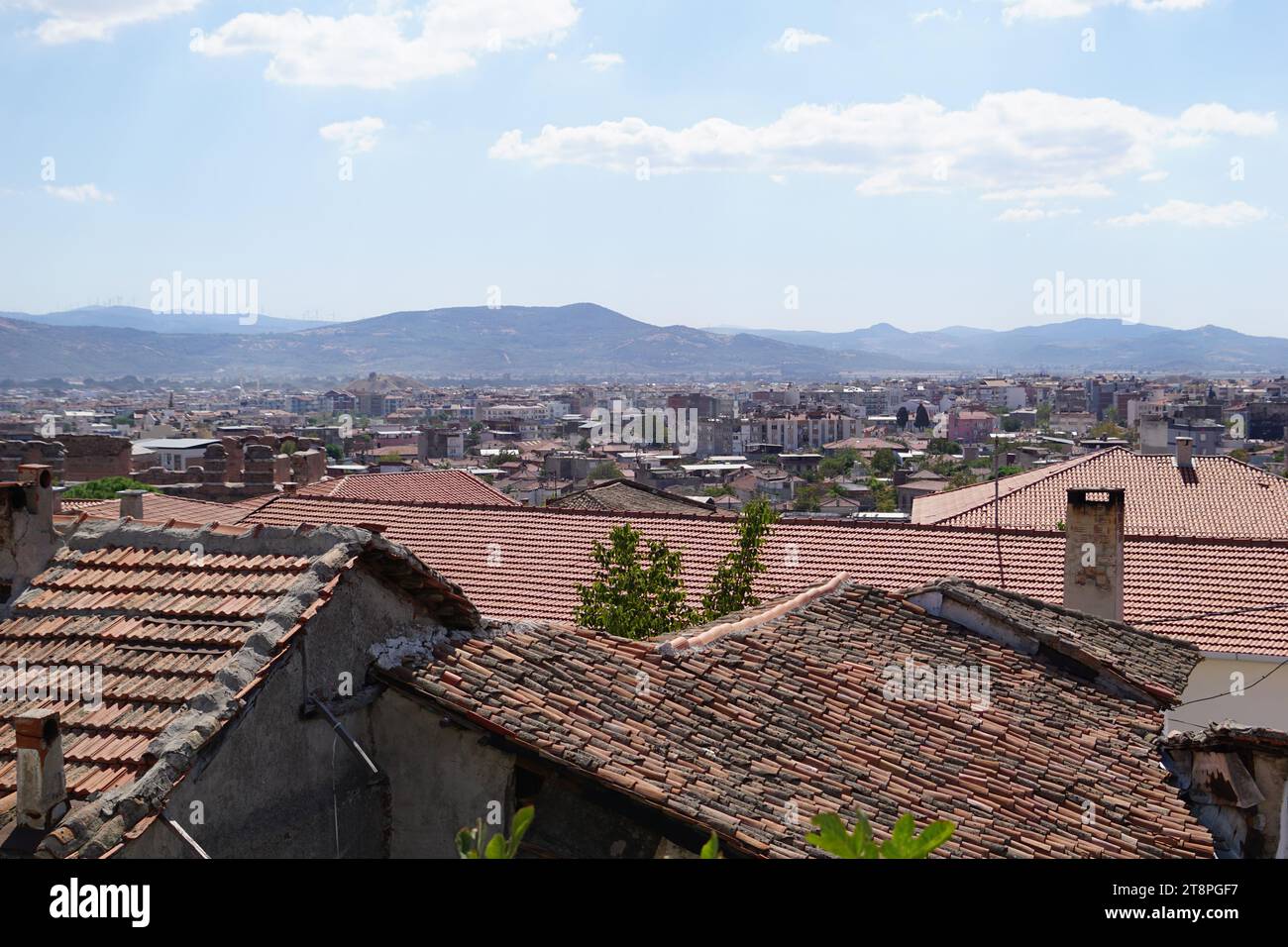 Bergama, située dans la province d'Izmir, dans l'ouest de la Turquie, est célèbre pour son coton, son or et ses tapis exquis. Autrefois le noyau culturel de Pergame à l'époque grecque et romaine antique, cette ville riche en ruines antiques reste un attrait majeur pour les touristes. Notamment, son célèbre temple a trouvé une nouvelle maison dans le musée de Pergame à Berlin, en Allemagne. Bergama possède des ruines remarquables comme le Sanctuaire Asclépios, un temple de dieu guérisseur, un théâtre grec et le complexe de la Basilique Rouge ('Kizil Avlu' en turc) Banque D'Images