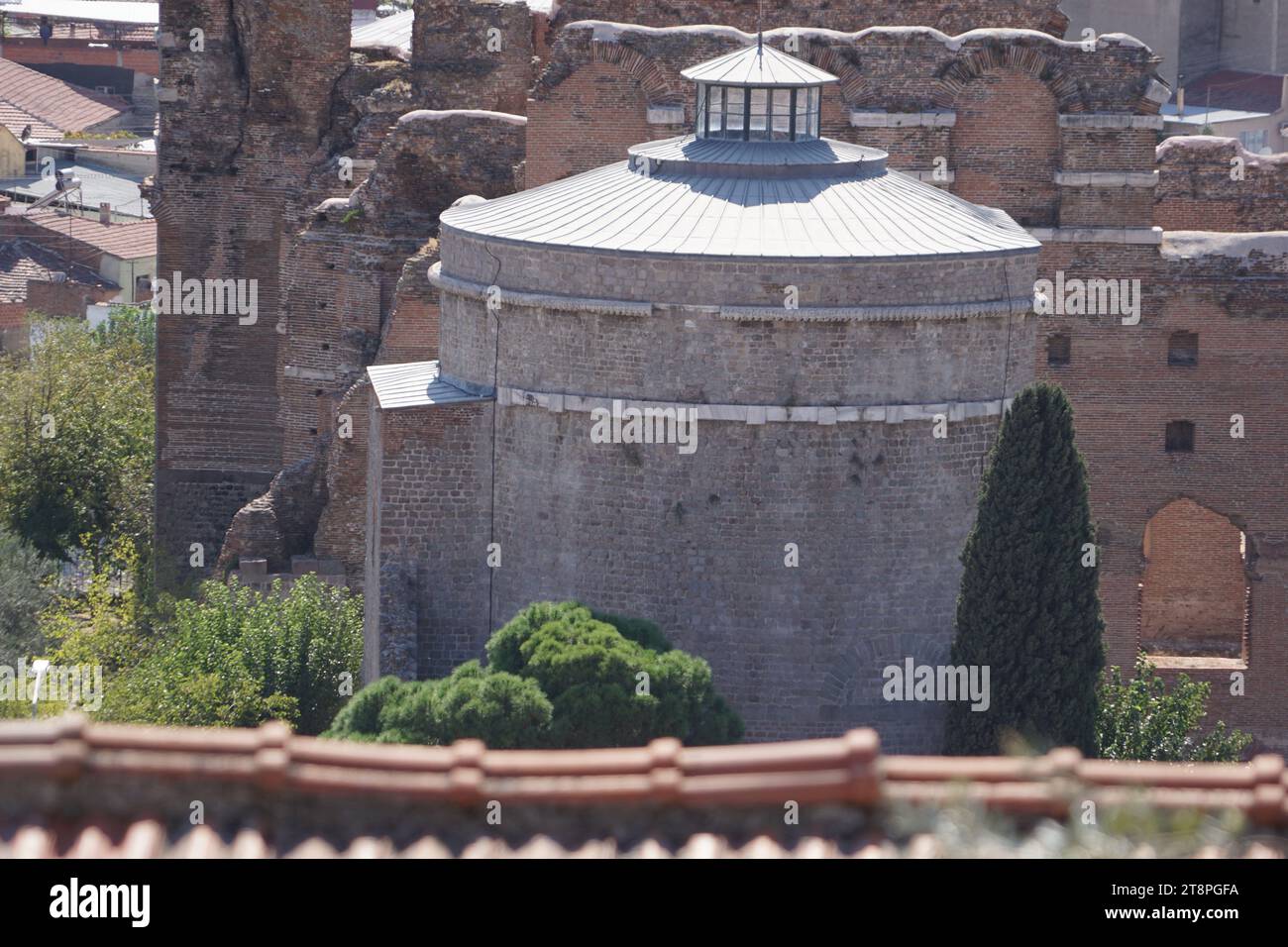 Bergama, située dans la province d'Izmir, dans l'ouest de la Turquie, est célèbre pour son coton, son or et ses tapis exquis. Autrefois le noyau culturel de Pergame à l'époque grecque et romaine antique, cette ville riche en ruines antiques reste un attrait majeur pour les touristes. Notamment, son célèbre temple a trouvé une nouvelle maison dans le musée de Pergame à Berlin, en Allemagne. Bergama possède des ruines remarquables comme le Sanctuaire Asclépios, un temple de dieu guérisseur, un théâtre grec et le complexe de la Basilique Rouge ('Kizil Avlu' en turc) Banque D'Images