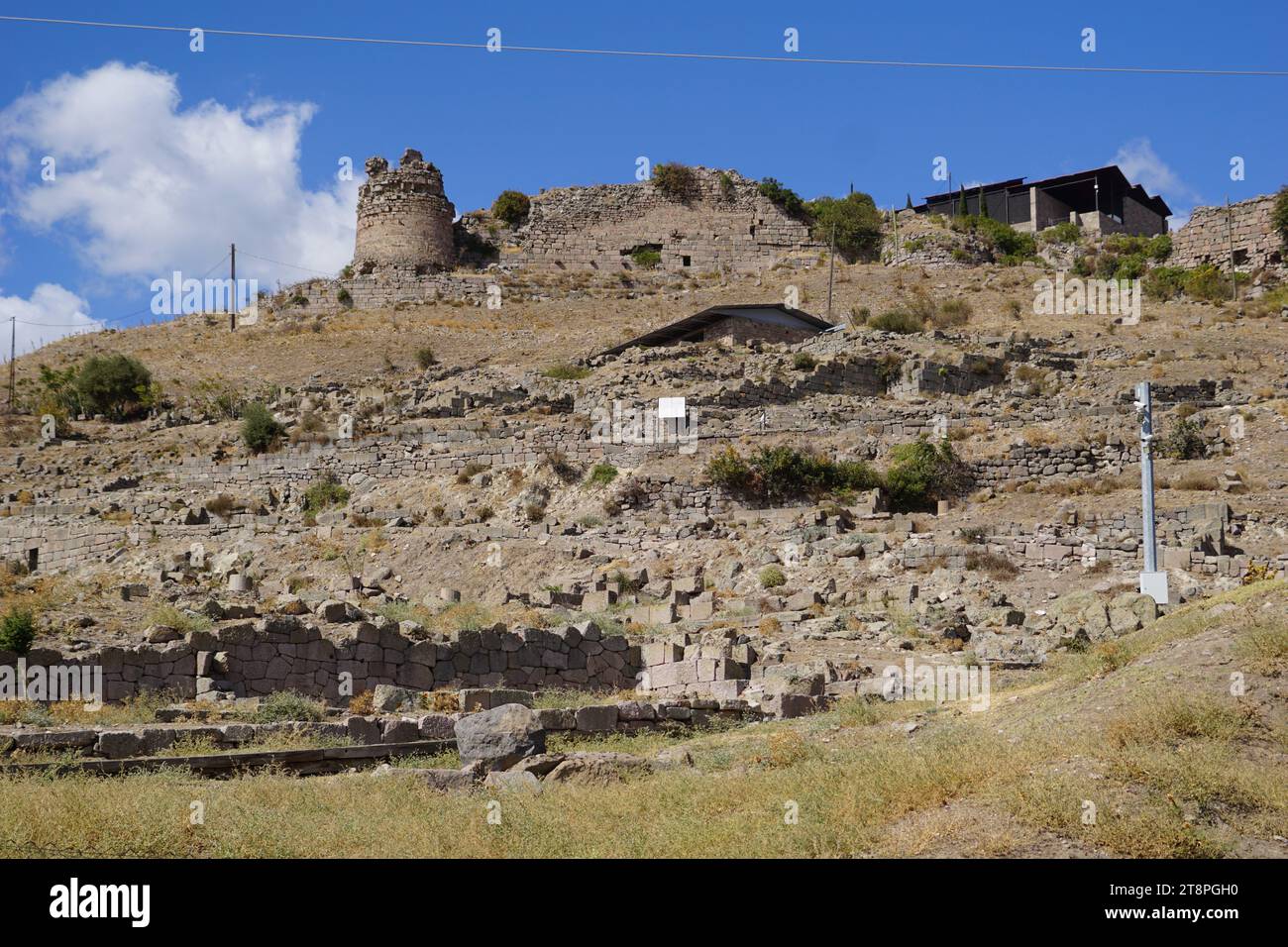 Bergama, située dans la province d'Izmir, dans l'ouest de la Turquie, est célèbre pour son coton, son or et ses tapis exquis. Autrefois le noyau culturel de Pergame à l'époque grecque et romaine antique, cette ville riche en ruines antiques reste un attrait majeur pour les touristes. Notamment, son célèbre temple a trouvé une nouvelle maison dans le musée de Pergame à Berlin, en Allemagne. Bergama possède des ruines remarquables comme le Sanctuaire Asclépios, un temple de dieu guérisseur, un théâtre grec et le complexe de la Basilique Rouge ('Kizil Avlu' en turc) Banque D'Images