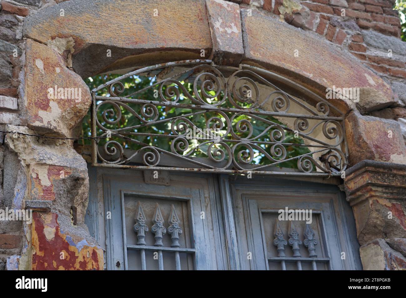 Bergama, située dans la province d'Izmir, dans l'ouest de la Turquie, est célèbre pour son coton, son or et ses tapis exquis. Autrefois le noyau culturel de Pergame à l'époque grecque et romaine antique, cette ville riche en ruines antiques reste un attrait majeur pour les touristes. Notamment, son célèbre temple a trouvé une nouvelle maison dans le musée de Pergame à Berlin, en Allemagne. Bergama possède des ruines remarquables comme le Sanctuaire Asclépios, un temple de dieu guérisseur, un théâtre grec et le complexe de la Basilique Rouge ('Kizil Avlu' en turc) Banque D'Images