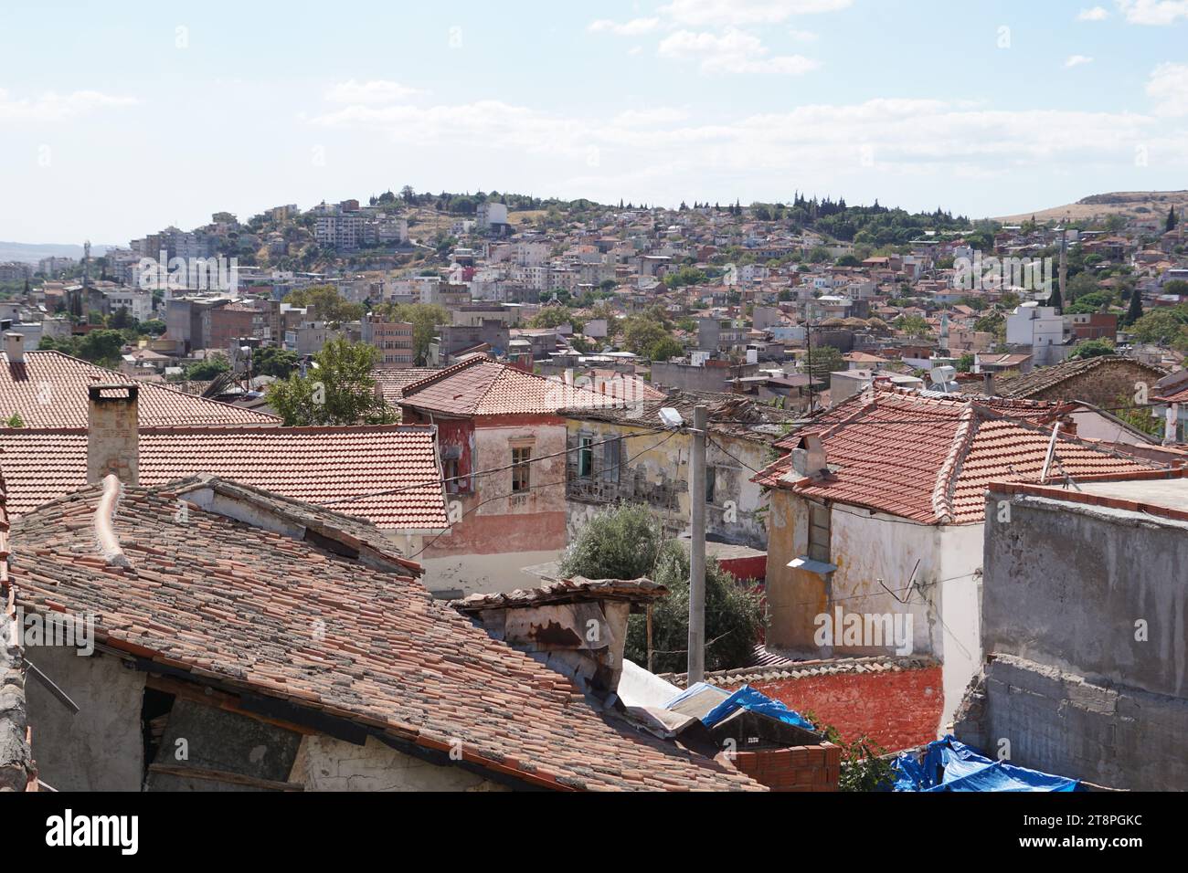 Bergama, située dans la province d'Izmir, dans l'ouest de la Turquie, est célèbre pour son coton, son or et ses tapis exquis. Autrefois le noyau culturel de Pergame à l'époque grecque et romaine antique, cette ville riche en ruines antiques reste un attrait majeur pour les touristes. Notamment, son célèbre temple a trouvé une nouvelle maison dans le musée de Pergame à Berlin, en Allemagne. Bergama possède des ruines remarquables comme le Sanctuaire Asclépios, un temple de dieu guérisseur, un théâtre grec et le complexe de la Basilique Rouge ('Kizil Avlu' en turc) Banque D'Images