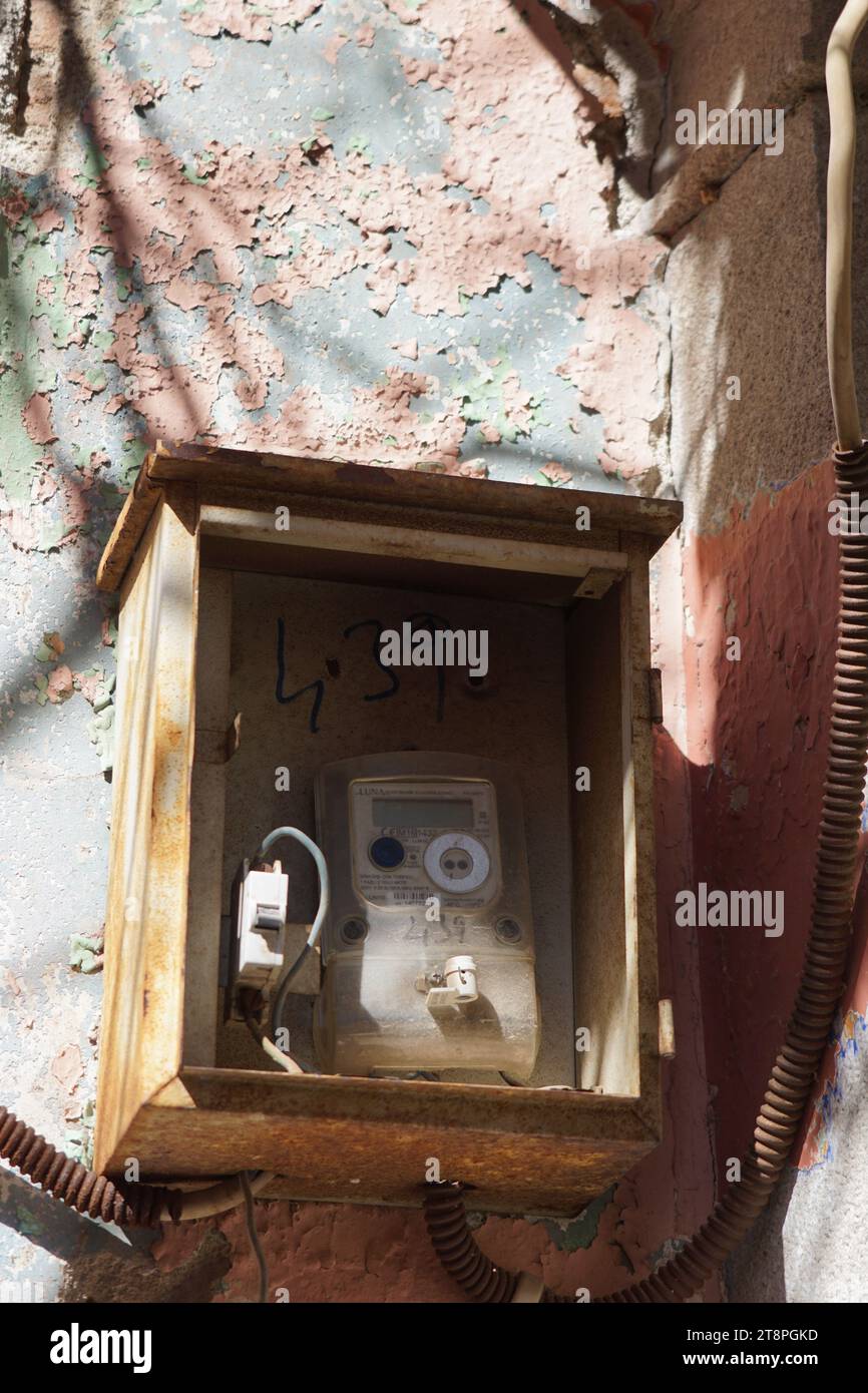 Bergama, située dans la province d'Izmir, dans l'ouest de la Turquie, est célèbre pour son coton, son or et ses tapis exquis. Autrefois le noyau culturel de Pergame à l'époque grecque et romaine antique, cette ville riche en ruines antiques reste un attrait majeur pour les touristes. Notamment, son célèbre temple a trouvé une nouvelle maison dans le musée de Pergame à Berlin, en Allemagne. Bergama possède des ruines remarquables comme le Sanctuaire Asclépios, un temple de dieu guérisseur, un théâtre grec et le complexe de la Basilique Rouge ('Kizil Avlu' en turc) Banque D'Images