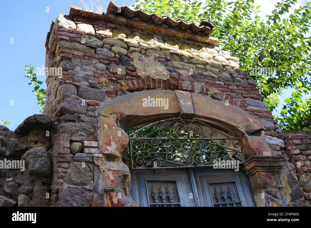 Bergama, située dans la province d'Izmir, dans l'ouest de la Turquie, est célèbre pour son coton, son or et ses tapis exquis. Autrefois le noyau culturel de Pergame à l'époque grecque et romaine antique, cette ville riche en ruines antiques reste un attrait majeur pour les touristes. Notamment, son célèbre temple a trouvé une nouvelle maison dans le musée de Pergame à Berlin, en Allemagne. Bergama possède des ruines remarquables comme le Sanctuaire Asclépios, un temple de dieu guérisseur, un théâtre grec et le complexe de la Basilique Rouge ('Kizil Avlu' en turc) Banque D'Images