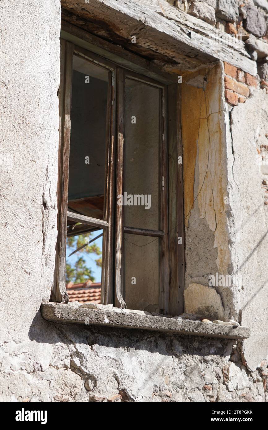Bergama, située dans la province d'Izmir, dans l'ouest de la Turquie, est célèbre pour son coton, son or et ses tapis exquis. Autrefois le noyau culturel de Pergame à l'époque grecque et romaine antique, cette ville riche en ruines antiques reste un attrait majeur pour les touristes. Notamment, son célèbre temple a trouvé une nouvelle maison dans le musée de Pergame à Berlin, en Allemagne. Bergama possède des ruines remarquables comme le Sanctuaire Asclépios, un temple de dieu guérisseur, un théâtre grec et le complexe de la Basilique Rouge ('Kizil Avlu' en turc) Banque D'Images