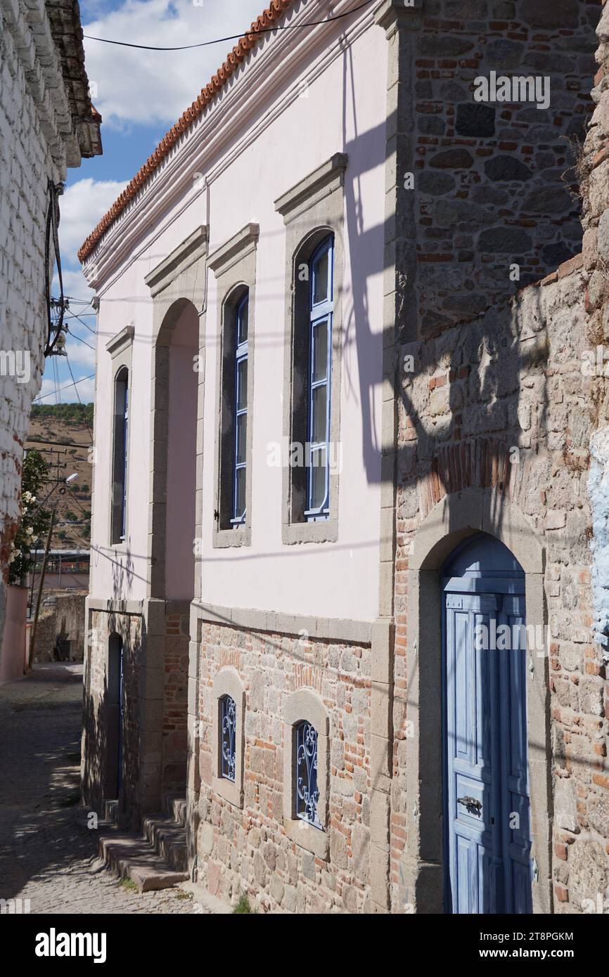 Bergama, située dans la province d'Izmir, dans l'ouest de la Turquie, est célèbre pour son coton, son or et ses tapis exquis. Autrefois le noyau culturel de Pergame à l'époque grecque et romaine antique, cette ville riche en ruines antiques reste un attrait majeur pour les touristes. Notamment, son célèbre temple a trouvé une nouvelle maison dans le musée de Pergame à Berlin, en Allemagne. Bergama possède des ruines remarquables comme le Sanctuaire Asclépios, un temple de dieu guérisseur, un théâtre grec et le complexe de la Basilique Rouge ('Kizil Avlu' en turc) Banque D'Images