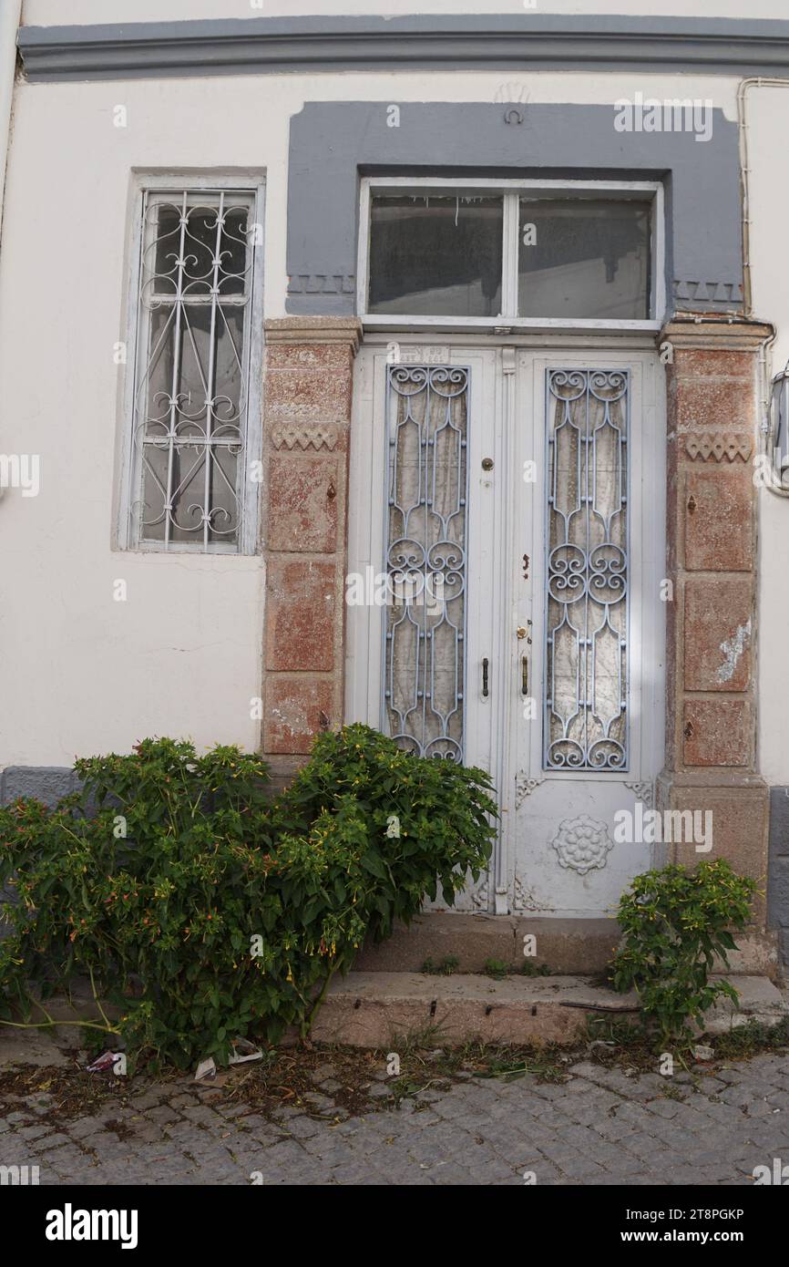 Bergama, située dans la province d'Izmir, dans l'ouest de la Turquie, est célèbre pour son coton, son or et ses tapis exquis. Autrefois le noyau culturel de Pergame à l'époque grecque et romaine antique, cette ville riche en ruines antiques reste un attrait majeur pour les touristes. Notamment, son célèbre temple a trouvé une nouvelle maison dans le musée de Pergame à Berlin, en Allemagne. Bergama possède des ruines remarquables comme le Sanctuaire Asclépios, un temple de dieu guérisseur, un théâtre grec et le complexe de la Basilique Rouge ('Kizil Avlu' en turc) Banque D'Images