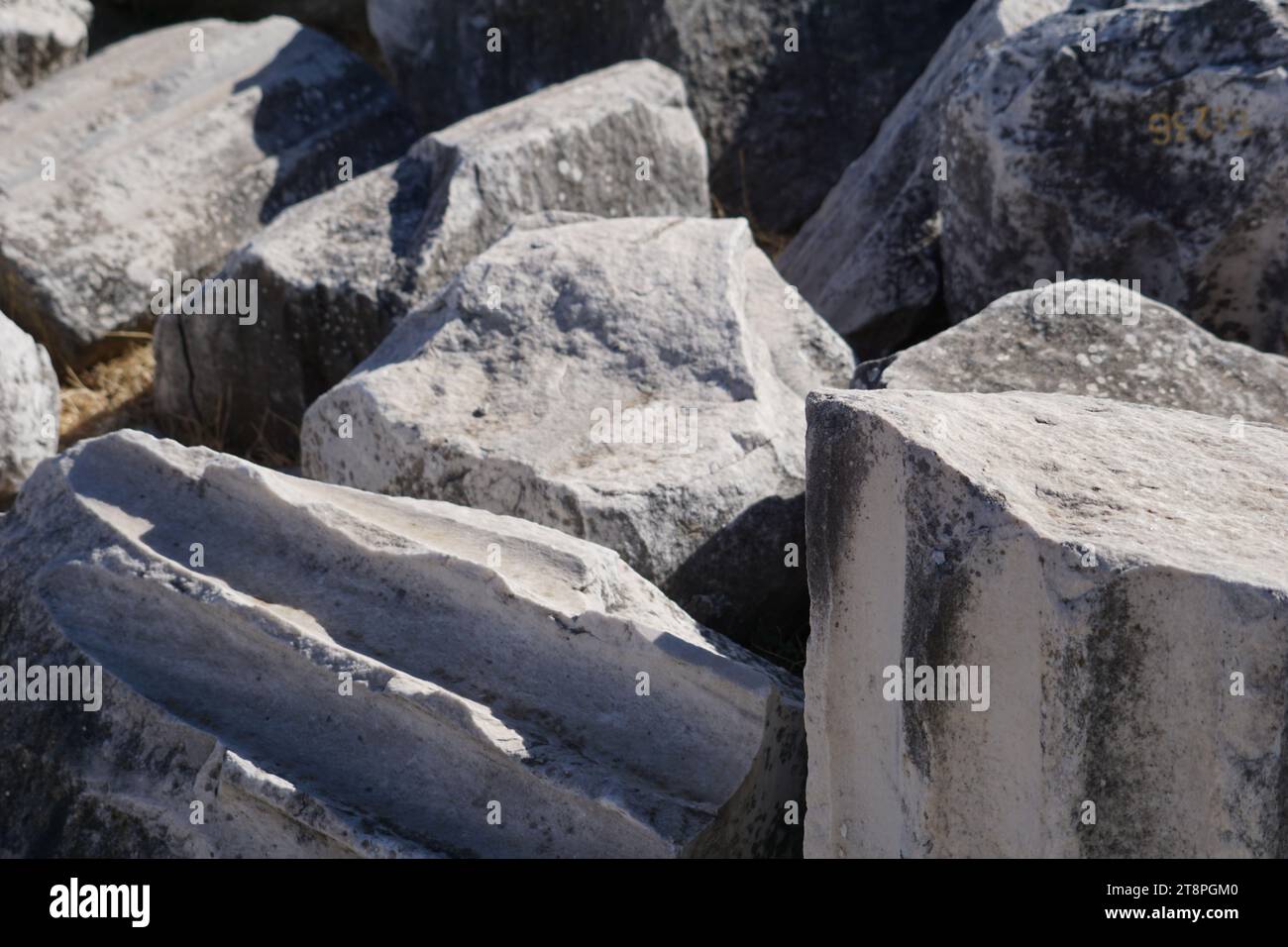 Bergama, située dans la province d'Izmir, dans l'ouest de la Turquie, est célèbre pour son coton, son or et ses tapis exquis. Autrefois le noyau culturel de Pergame à l'époque grecque et romaine antique, cette ville riche en ruines antiques reste un attrait majeur pour les touristes. Notamment, son célèbre temple a trouvé une nouvelle maison dans le musée de Pergame à Berlin, en Allemagne. Bergama possède des ruines remarquables comme le Sanctuaire Asclépios, un temple de dieu guérisseur, un théâtre grec et le complexe de la Basilique Rouge ('Kizil Avlu' en turc) Banque D'Images
