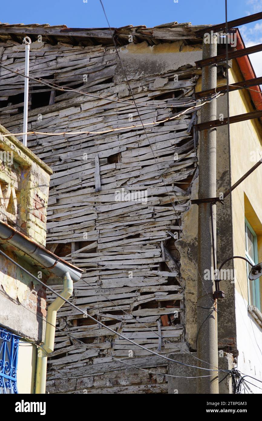Bergama, située dans la province d'Izmir, dans l'ouest de la Turquie, est célèbre pour son coton, son or et ses tapis exquis. Autrefois le noyau culturel de Pergame à l'époque grecque et romaine antique, cette ville riche en ruines antiques reste un attrait majeur pour les touristes. Notamment, son célèbre temple a trouvé une nouvelle maison dans le musée de Pergame à Berlin, en Allemagne. Bergama possède des ruines remarquables comme le Sanctuaire Asclépios, un temple de dieu guérisseur, un théâtre grec et le complexe de la Basilique Rouge ('Kizil Avlu' en turc) Banque D'Images
