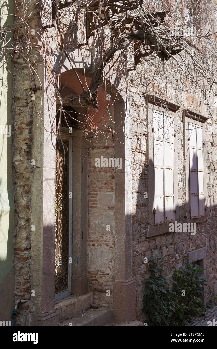 Bergama, située dans la province d'Izmir, dans l'ouest de la Turquie, est célèbre pour son coton, son or et ses tapis exquis. Autrefois le noyau culturel de Pergame à l'époque grecque et romaine antique, cette ville riche en ruines antiques reste un attrait majeur pour les touristes. Notamment, son célèbre temple a trouvé une nouvelle maison dans le musée de Pergame à Berlin, en Allemagne. Bergama possède des ruines remarquables comme le Sanctuaire Asclépios, un temple de dieu guérisseur, un théâtre grec et le complexe de la Basilique Rouge ('Kizil Avlu' en turc) Banque D'Images