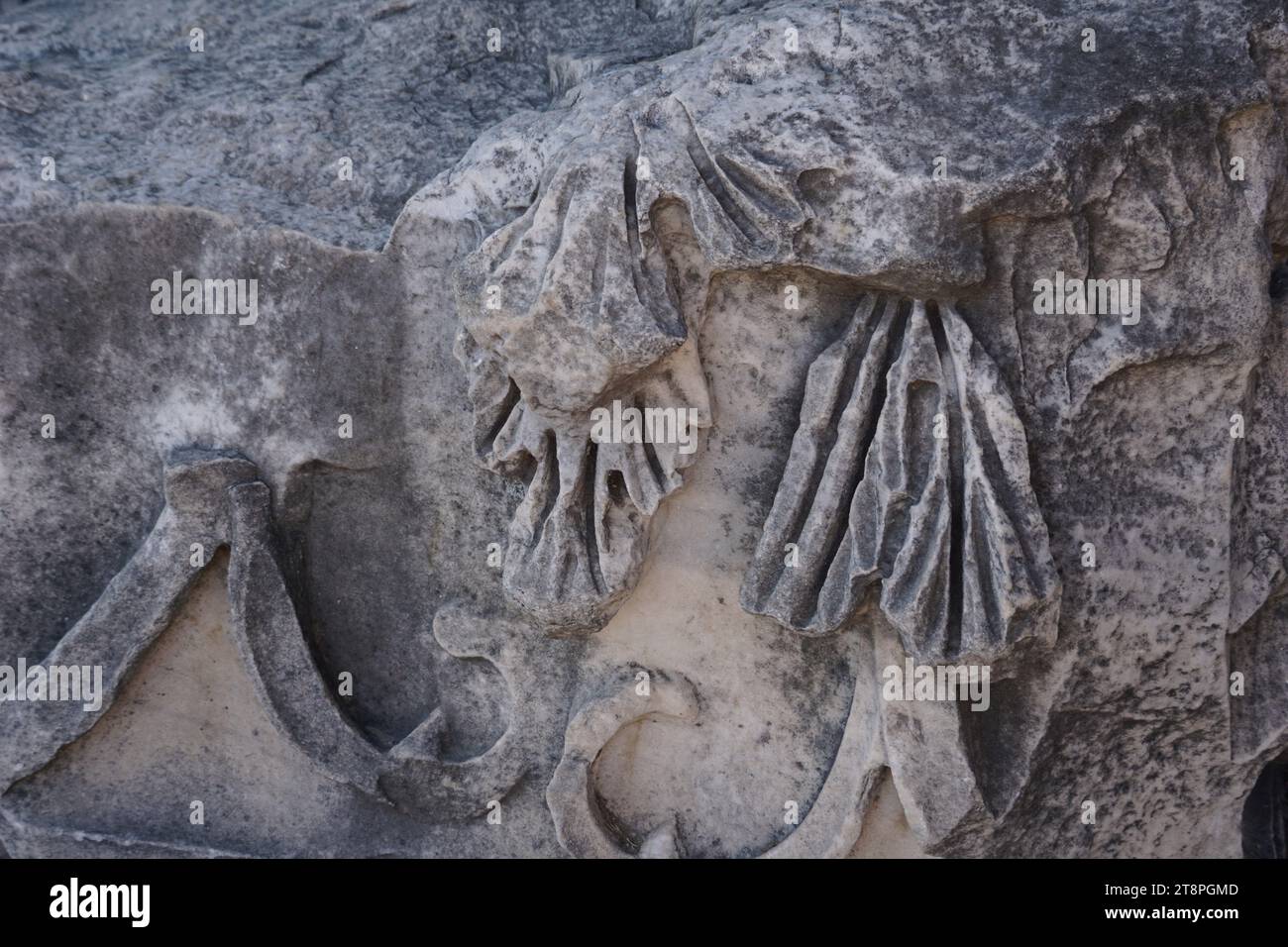 Bergama, située dans la province d'Izmir, dans l'ouest de la Turquie, est célèbre pour son coton, son or et ses tapis exquis. Autrefois le noyau culturel de Pergame à l'époque grecque et romaine antique, cette ville riche en ruines antiques reste un attrait majeur pour les touristes. Notamment, son célèbre temple a trouvé une nouvelle maison dans le musée de Pergame à Berlin, en Allemagne. Bergama possède des ruines remarquables comme le Sanctuaire Asclépios, un temple de dieu guérisseur, un théâtre grec et le complexe de la Basilique Rouge ('Kizil Avlu' en turc) Banque D'Images