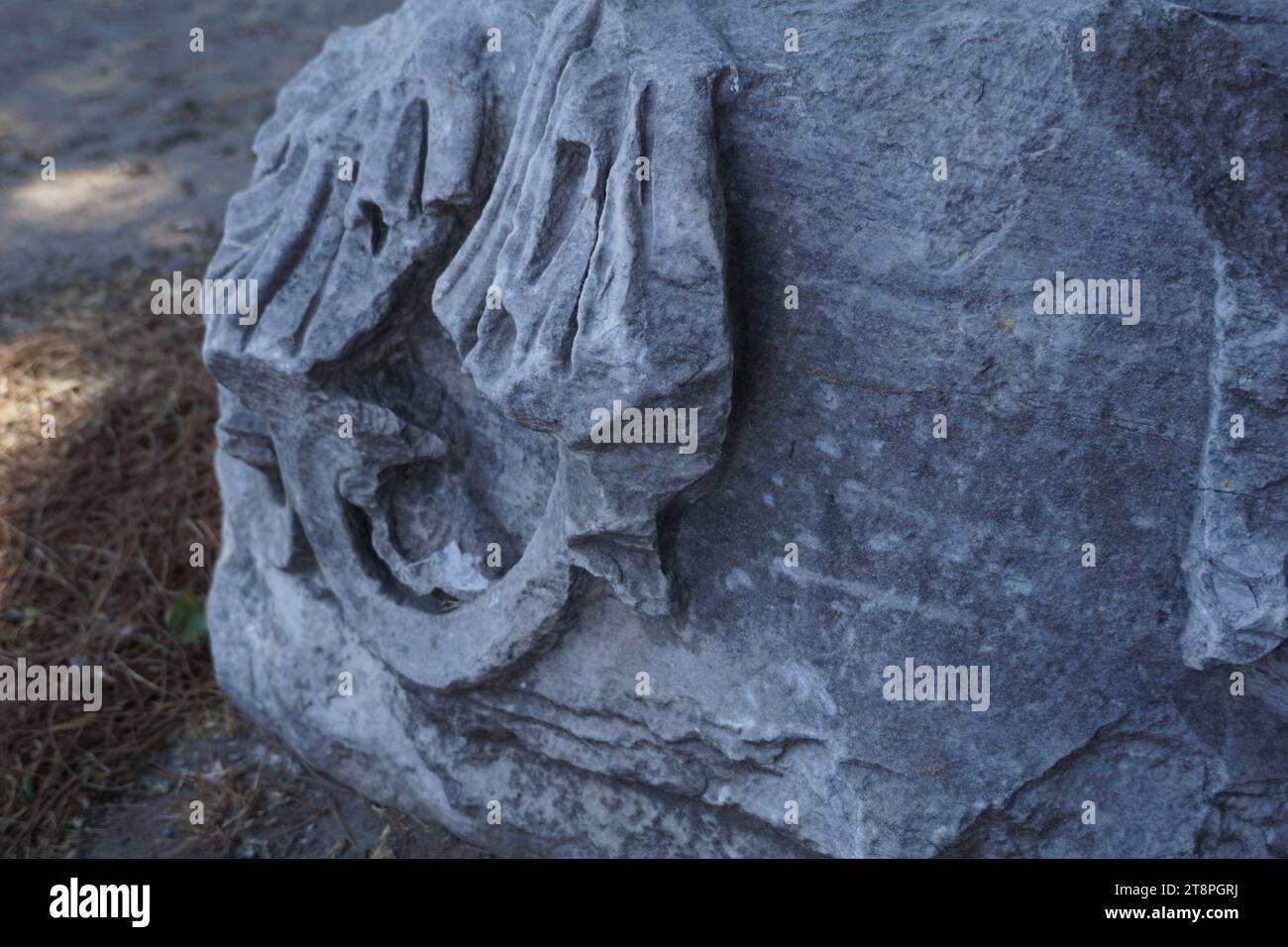 Bergama, située dans la province d'Izmir, dans l'ouest de la Turquie, est célèbre pour son coton, son or et ses tapis exquis. Autrefois le noyau culturel de Pergame à l'époque grecque et romaine antique, cette ville riche en ruines antiques reste un attrait majeur pour les touristes. Notamment, son célèbre temple a trouvé une nouvelle maison dans le musée de Pergame à Berlin, en Allemagne. Bergama possède des ruines remarquables comme le Sanctuaire Asclépios, un temple de dieu guérisseur, un théâtre grec et le complexe de la Basilique Rouge ('Kizil Avlu' en turc) Banque D'Images