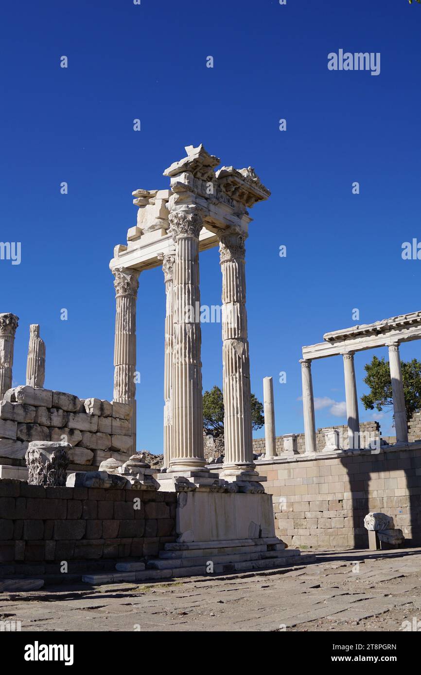 Bergama, située dans la province d'Izmir, dans l'ouest de la Turquie, est célèbre pour son coton, son or et ses tapis exquis. Autrefois le noyau culturel de Pergame à l'époque grecque et romaine antique, cette ville riche en ruines antiques reste un attrait majeur pour les touristes. Notamment, son célèbre temple a trouvé une nouvelle maison dans le musée de Pergame à Berlin, en Allemagne. Bergama possède des ruines remarquables comme le Sanctuaire Asclépios, un temple de dieu guérisseur, un théâtre grec et le complexe de la Basilique Rouge ('Kizil Avlu' en turc) Banque D'Images