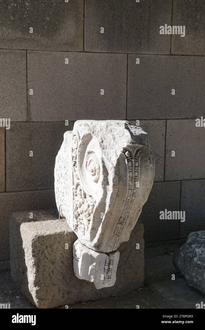 Bergama, située dans la province d'Izmir, dans l'ouest de la Turquie, est célèbre pour son coton, son or et ses tapis exquis. Autrefois le noyau culturel de Pergame à l'époque grecque et romaine antique, cette ville riche en ruines antiques reste un attrait majeur pour les touristes. Notamment, son célèbre temple a trouvé une nouvelle maison dans le musée de Pergame à Berlin, en Allemagne. Bergama possède des ruines remarquables comme le Sanctuaire Asclépios, un temple de dieu guérisseur, un théâtre grec et le complexe de la Basilique Rouge ('Kizil Avlu' en turc) Banque D'Images