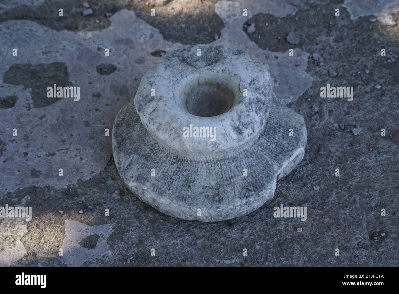 Bergama, située dans la province d'Izmir, dans l'ouest de la Turquie, est célèbre pour son coton, son or et ses tapis exquis. Autrefois le noyau culturel de Pergame à l'époque grecque et romaine antique, cette ville riche en ruines antiques reste un attrait majeur pour les touristes. Notamment, son célèbre temple a trouvé une nouvelle maison dans le musée de Pergame à Berlin, en Allemagne. Bergama possède des ruines remarquables comme le Sanctuaire Asclépios, un temple de dieu guérisseur, un théâtre grec et le complexe de la Basilique Rouge ('Kizil Avlu' en turc) Banque D'Images