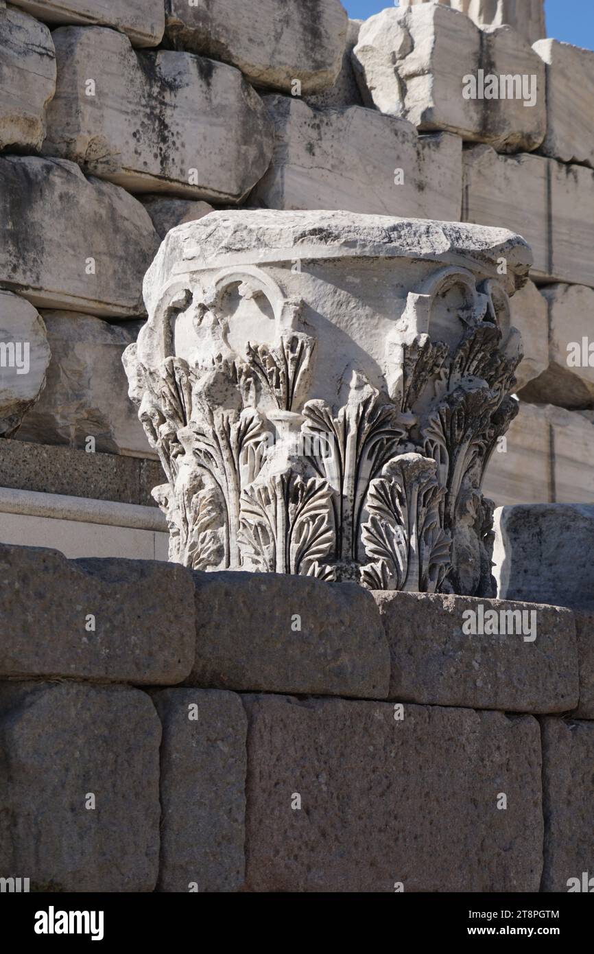 Bergama, située dans la province d'Izmir, dans l'ouest de la Turquie, est célèbre pour son coton, son or et ses tapis exquis. Autrefois le noyau culturel de Pergame à l'époque grecque et romaine antique, cette ville riche en ruines antiques reste un attrait majeur pour les touristes. Notamment, son célèbre temple a trouvé une nouvelle maison dans le musée de Pergame à Berlin, en Allemagne. Bergama possède des ruines remarquables comme le Sanctuaire Asclépios, un temple de dieu guérisseur, un théâtre grec et le complexe de la Basilique Rouge ('Kizil Avlu' en turc) Banque D'Images