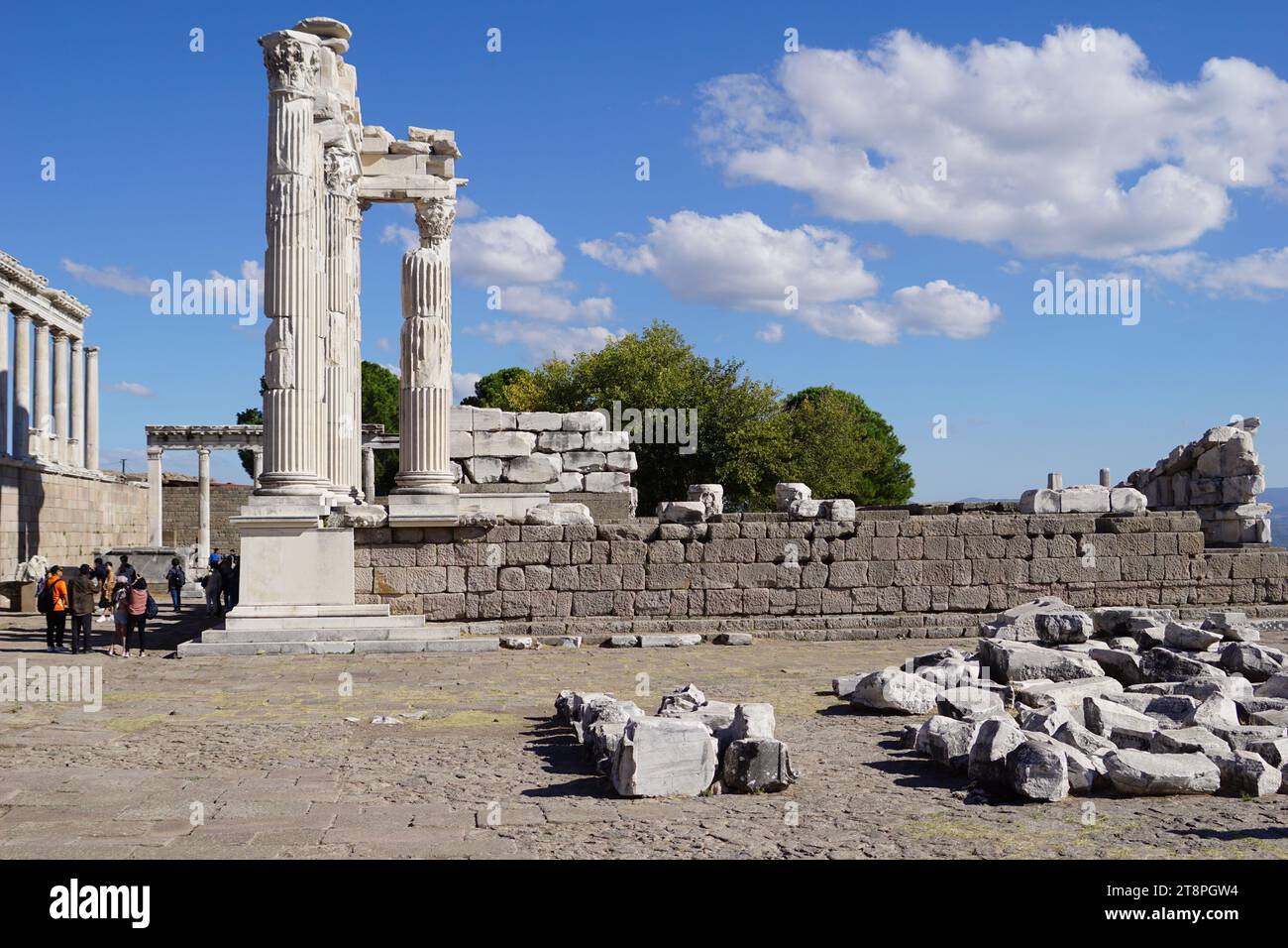 Bergama, située dans la province d'Izmir, dans l'ouest de la Turquie, est célèbre pour son coton, son or et ses tapis exquis. Autrefois le noyau culturel de Pergame à l'époque grecque et romaine antique, cette ville riche en ruines antiques reste un attrait majeur pour les touristes. Notamment, son célèbre temple a trouvé une nouvelle maison dans le musée de Pergame à Berlin, en Allemagne. Bergama possède des ruines remarquables comme le Sanctuaire Asclépios, un temple de dieu guérisseur, un théâtre grec et le complexe de la Basilique Rouge ('Kizil Avlu' en turc) Banque D'Images
