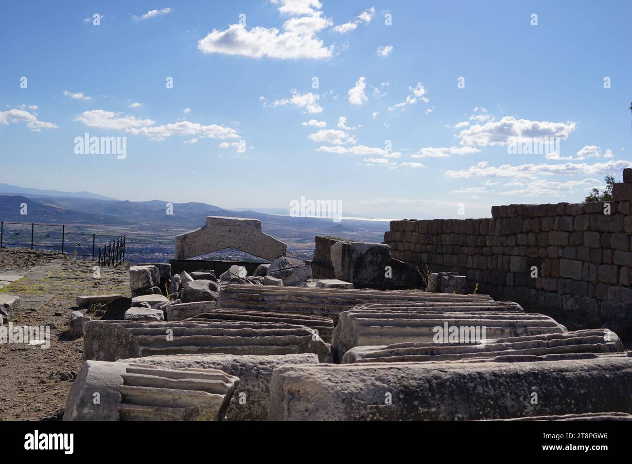 Bergama, située dans la province d'Izmir, dans l'ouest de la Turquie, est célèbre pour son coton, son or et ses tapis exquis. Autrefois le noyau culturel de Pergame à l'époque grecque et romaine antique, cette ville riche en ruines antiques reste un attrait majeur pour les touristes. Notamment, son célèbre temple a trouvé une nouvelle maison dans le musée de Pergame à Berlin, en Allemagne. Bergama possède des ruines remarquables comme le Sanctuaire Asclépios, un temple de dieu guérisseur, un théâtre grec et le complexe de la Basilique Rouge ('Kizil Avlu' en turc) Banque D'Images