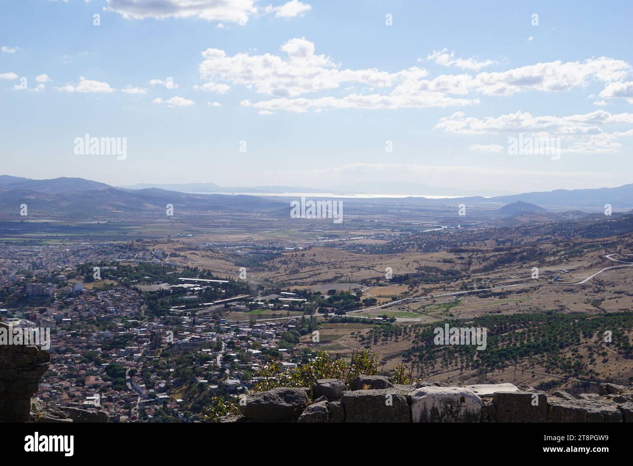 Bergama, située dans la province d'Izmir, dans l'ouest de la Turquie, est célèbre pour son coton, son or et ses tapis exquis. Autrefois le noyau culturel de Pergame à l'époque grecque et romaine antique, cette ville riche en ruines antiques reste un attrait majeur pour les touristes. Notamment, son célèbre temple a trouvé une nouvelle maison dans le musée de Pergame à Berlin, en Allemagne. Bergama possède des ruines remarquables comme le Sanctuaire Asclépios, un temple de dieu guérisseur, un théâtre grec et le complexe de la Basilique Rouge ('Kizil Avlu' en turc) Banque D'Images