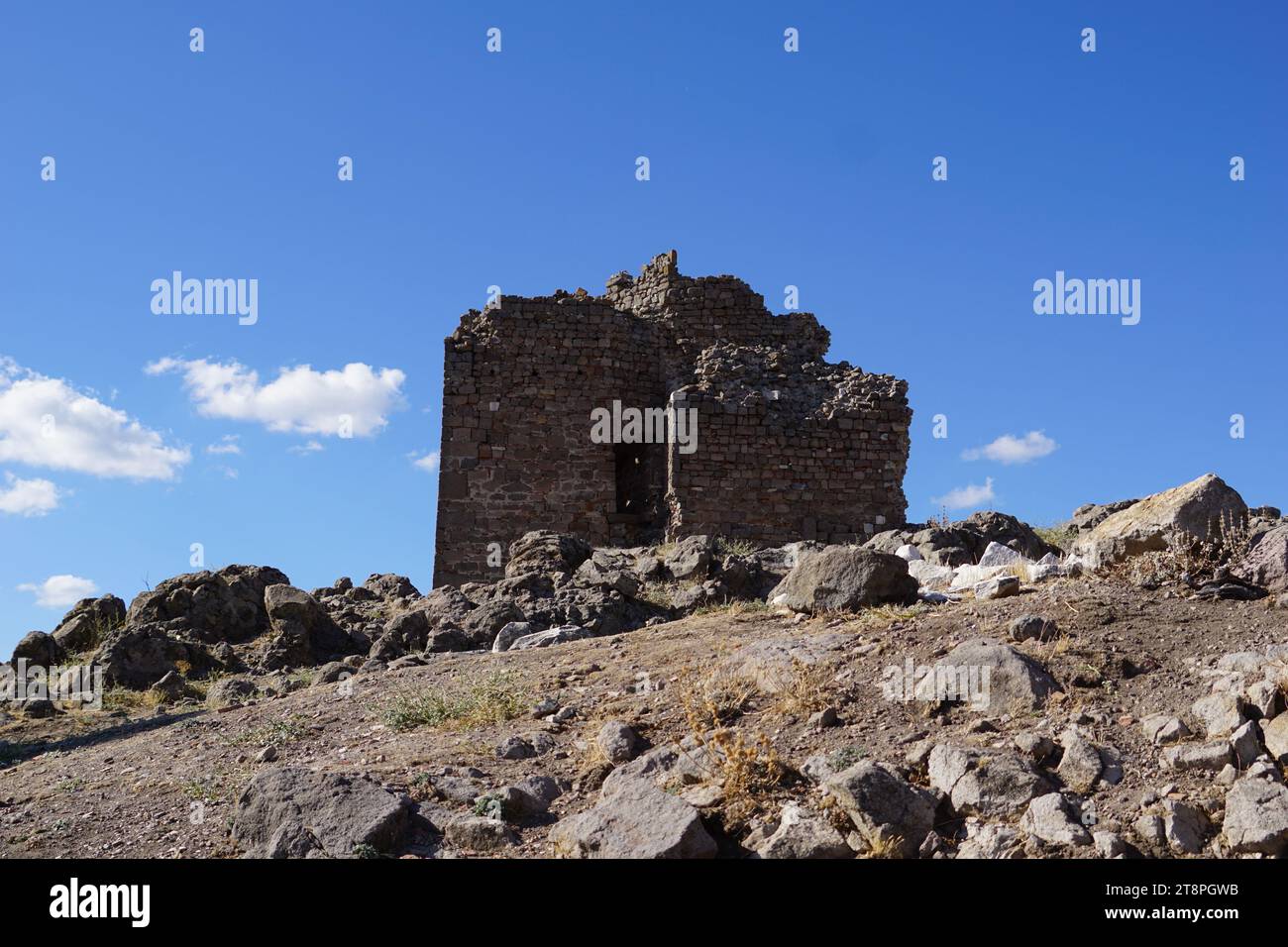 Bergama, située dans la province d'Izmir, dans l'ouest de la Turquie, est célèbre pour son coton, son or et ses tapis exquis. Autrefois le noyau culturel de Pergame à l'époque grecque et romaine antique, cette ville riche en ruines antiques reste un attrait majeur pour les touristes. Notamment, son célèbre temple a trouvé une nouvelle maison dans le musée de Pergame à Berlin, en Allemagne. Bergama possède des ruines remarquables comme le Sanctuaire Asclépios, un temple de dieu guérisseur, un théâtre grec et le complexe de la Basilique Rouge ('Kizil Avlu' en turc) Banque D'Images