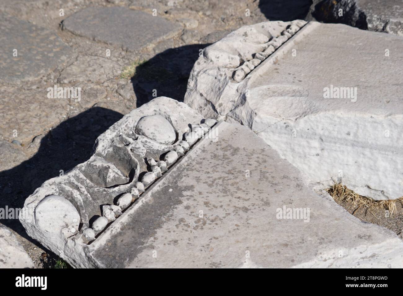 Bergama, située dans la province d'Izmir, dans l'ouest de la Turquie, est célèbre pour son coton, son or et ses tapis exquis. Autrefois le noyau culturel de Pergame à l'époque grecque et romaine antique, cette ville riche en ruines antiques reste un attrait majeur pour les touristes. Notamment, son célèbre temple a trouvé une nouvelle maison dans le musée de Pergame à Berlin, en Allemagne. Bergama possède des ruines remarquables comme le Sanctuaire Asclépios, un temple de dieu guérisseur, un théâtre grec et le complexe de la Basilique Rouge ('Kizil Avlu' en turc) Banque D'Images