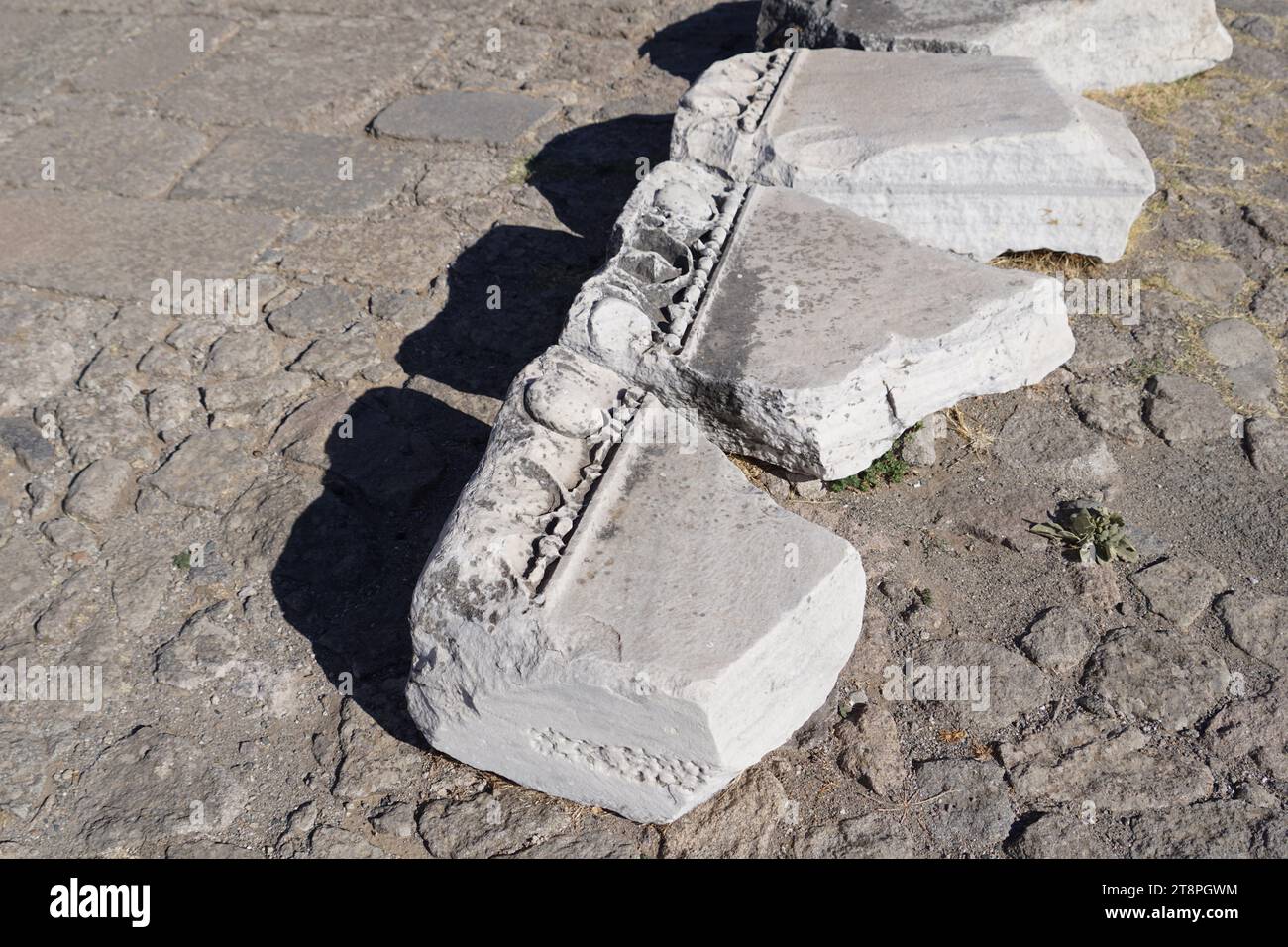 Bergama, située dans la province d'Izmir, dans l'ouest de la Turquie, est célèbre pour son coton, son or et ses tapis exquis. Autrefois le noyau culturel de Pergame à l'époque grecque et romaine antique, cette ville riche en ruines antiques reste un attrait majeur pour les touristes. Notamment, son célèbre temple a trouvé une nouvelle maison dans le musée de Pergame à Berlin, en Allemagne. Bergama possède des ruines remarquables comme le Sanctuaire Asclépios, un temple de dieu guérisseur, un théâtre grec et le complexe de la Basilique Rouge ('Kizil Avlu' en turc) Banque D'Images